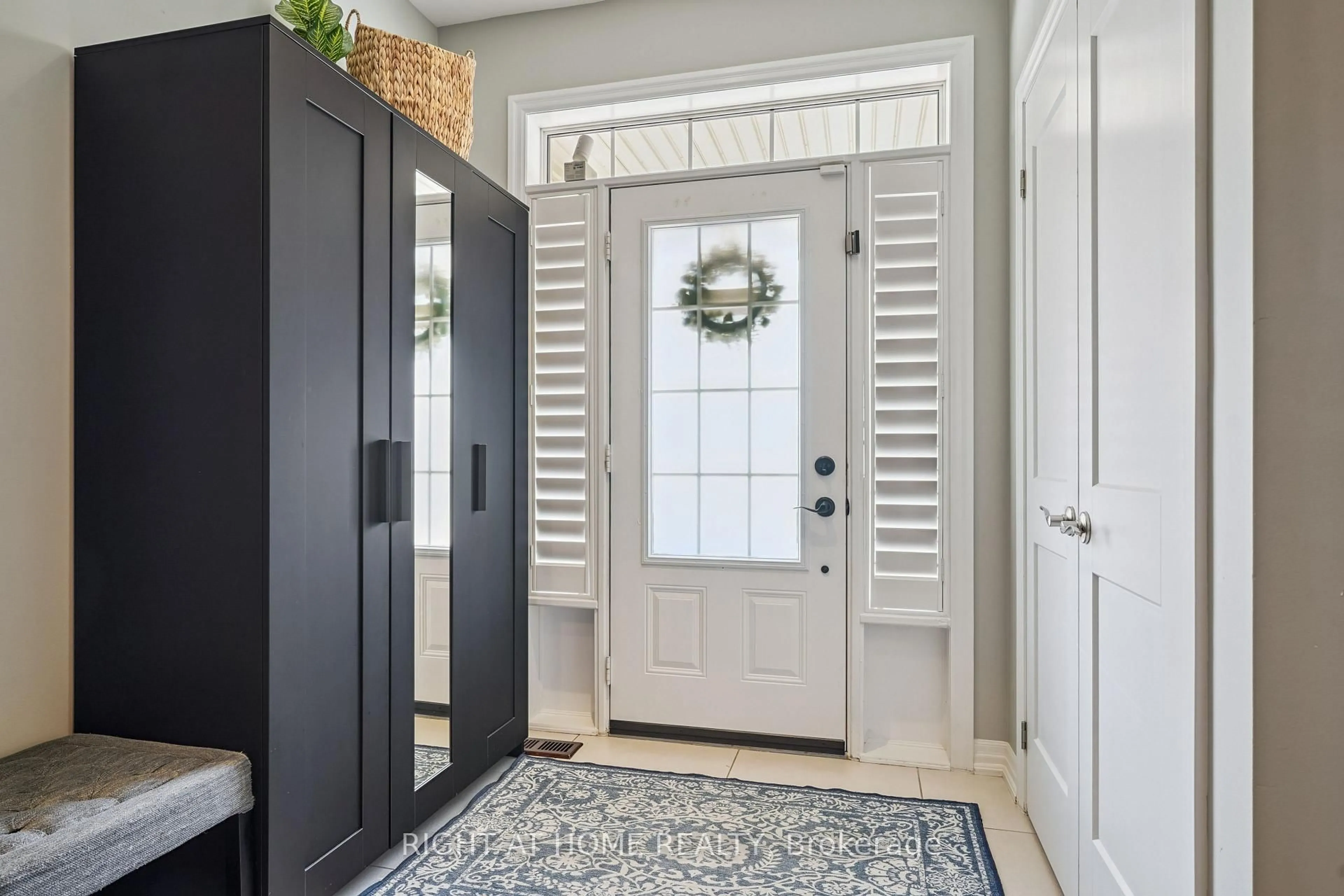 Indoor entryway for 65 Hanson Cres, Milton Ontario L9T 8L4