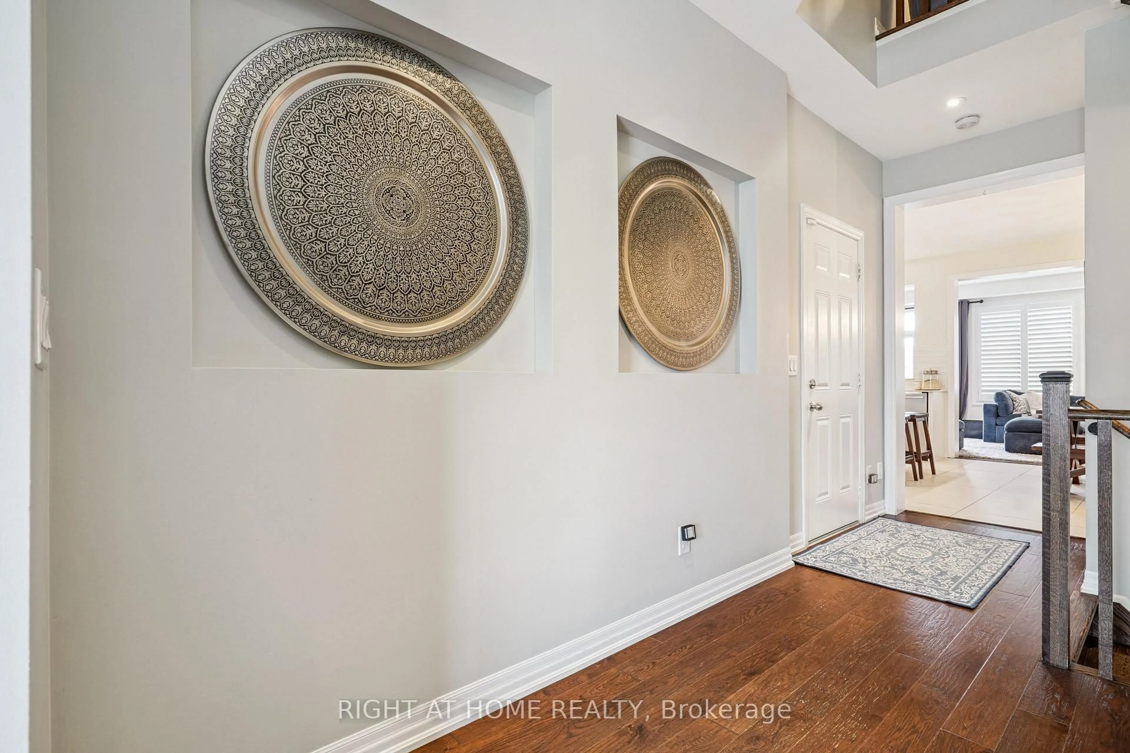 Indoor entryway for 65 Hanson Cres, Milton Ontario L9T 8L4