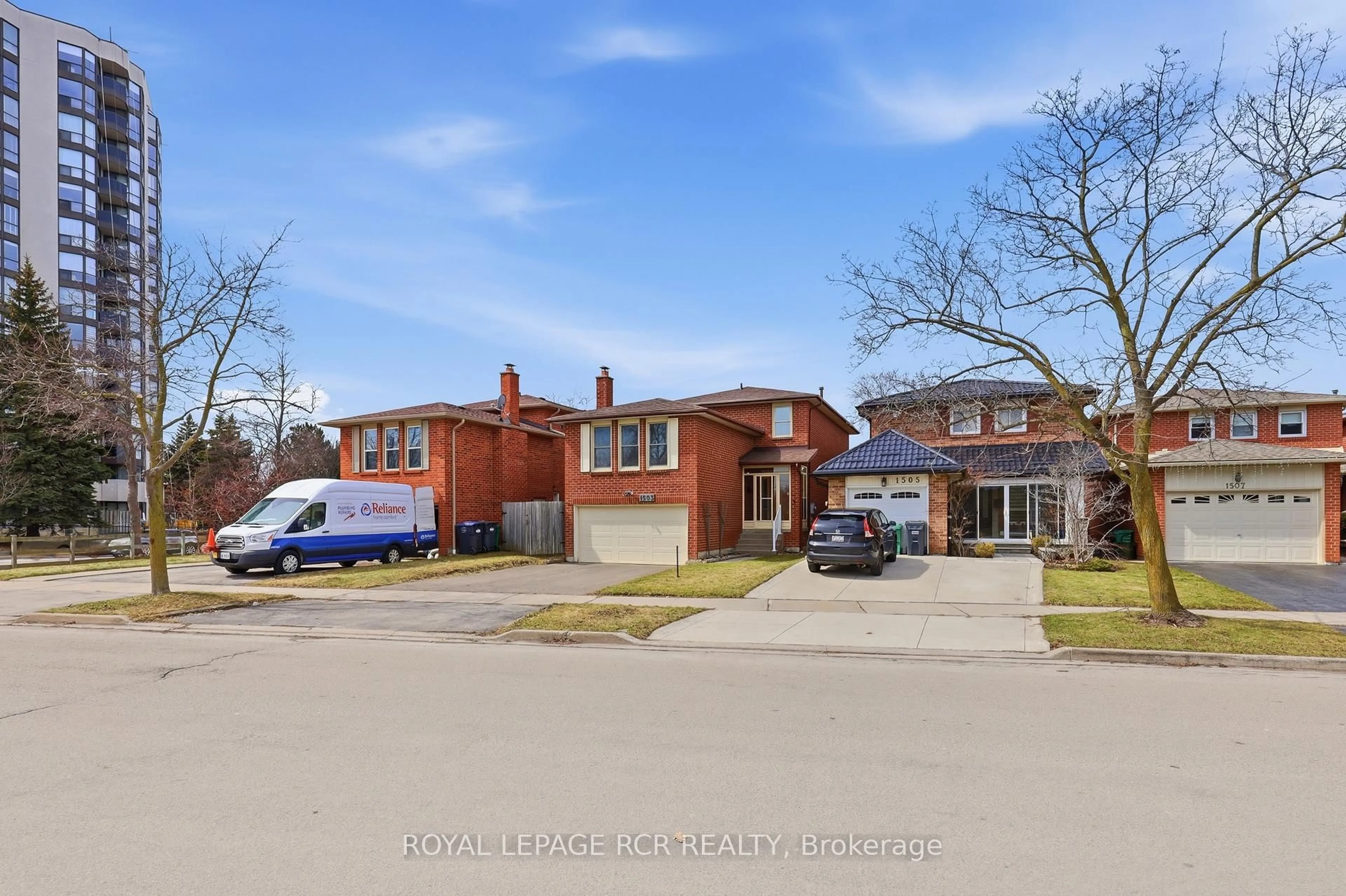 A pic from outside/outdoor area/front of a property/back of a property/a pic from drone, street for 1503 Maple Ridge Dr, Mississauga Ontario L4W 3Z5