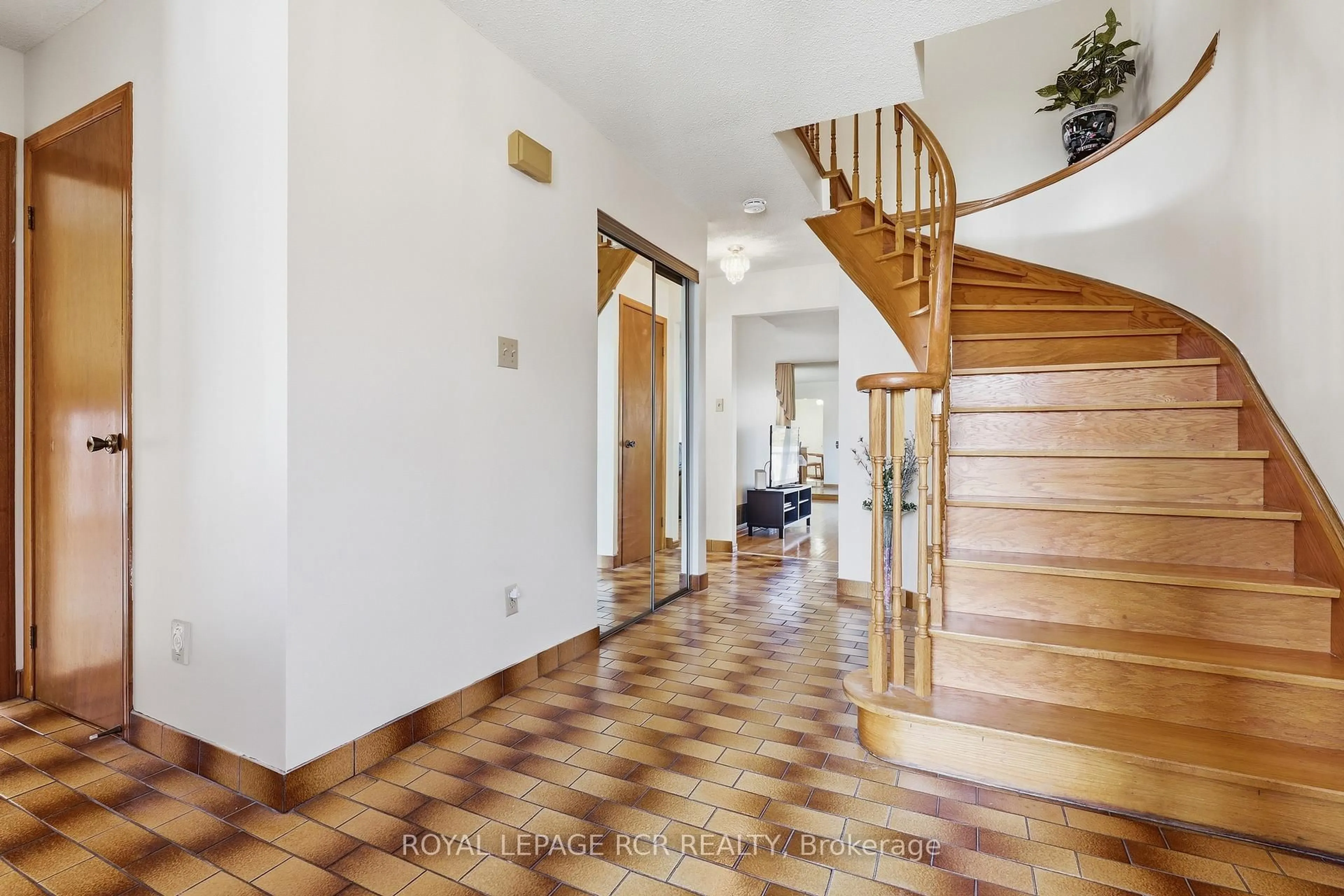 Indoor foyer for 1503 Maple Ridge Dr, Mississauga Ontario L4W 3Z5