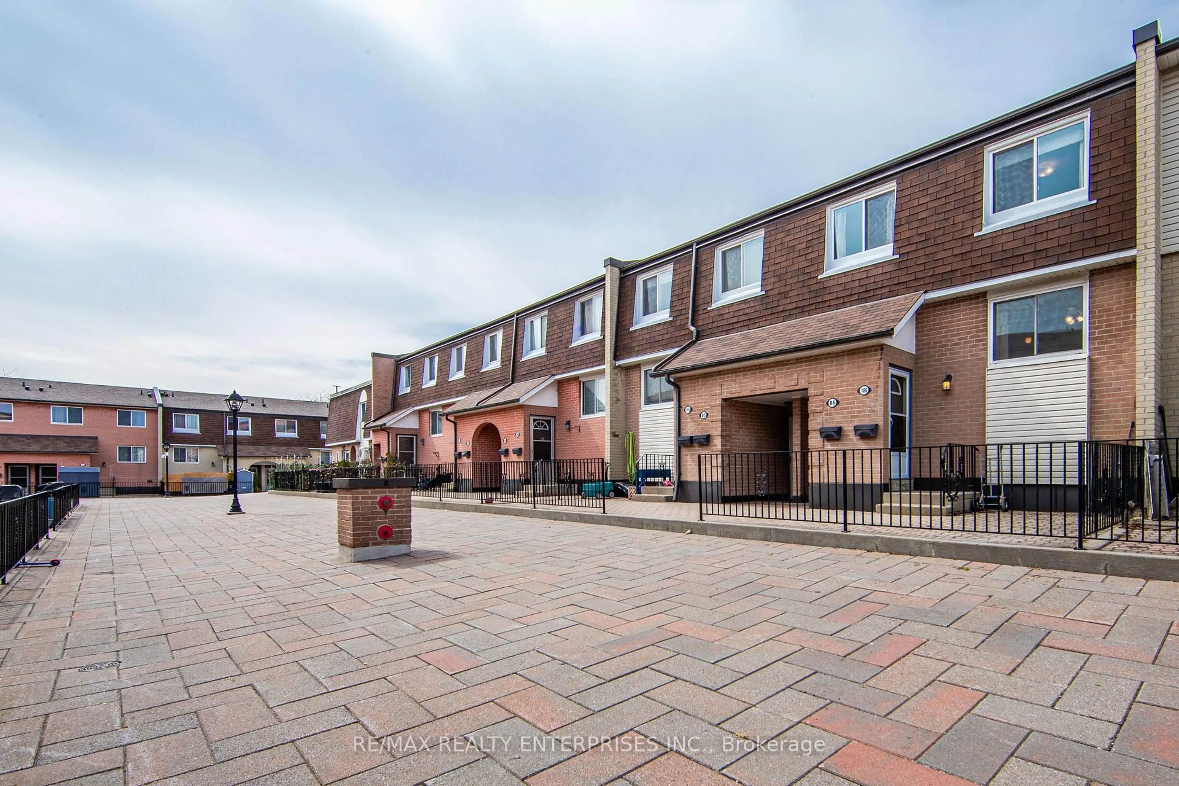 Patio, street for 2170 Bromsgrove Rd #186, Mississauga Ontario L5J 4J2