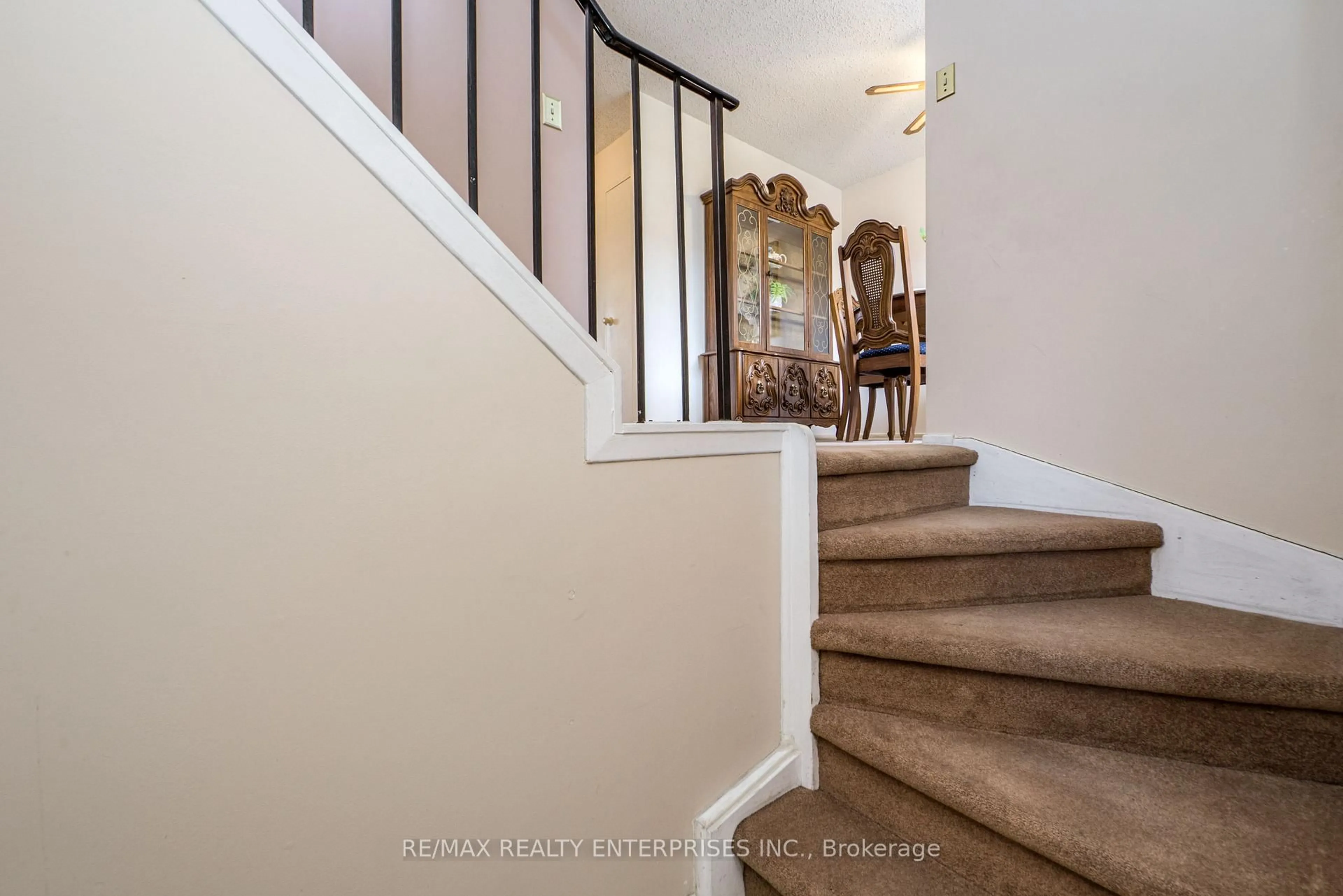 Stairs for 2170 Bromsgrove Rd #186, Mississauga Ontario L5J 4J2