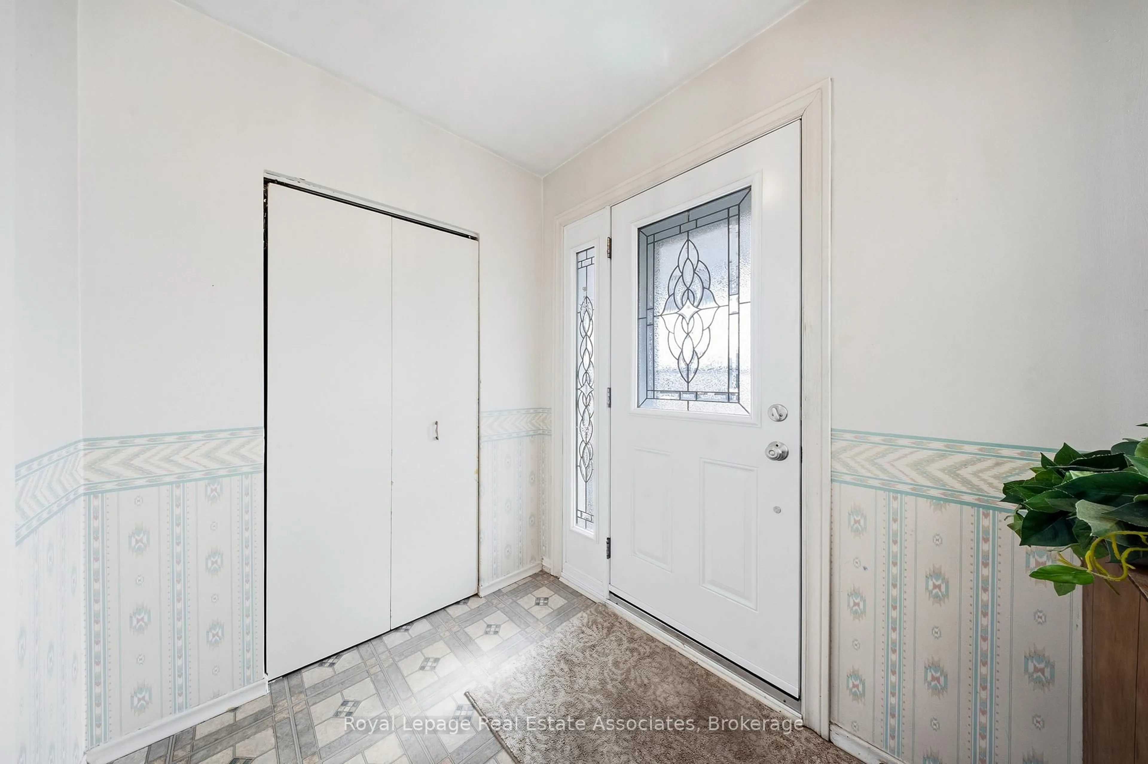 Indoor entryway for 20 Rubydale Gdns, Toronto Ontario M9L 1B9