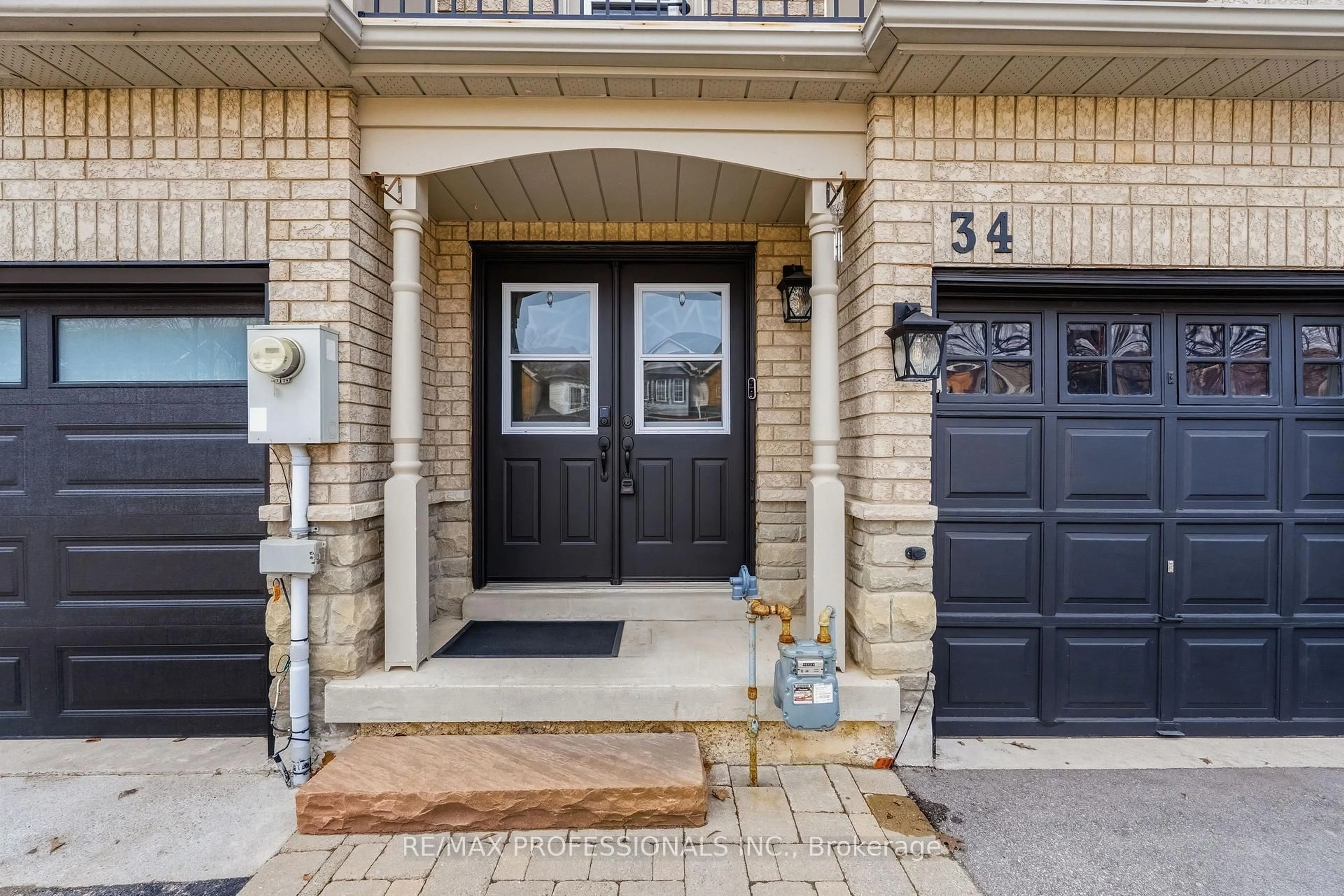 Indoor entryway for 34 Harding St, Halton Hills Ontario L7G 6B2