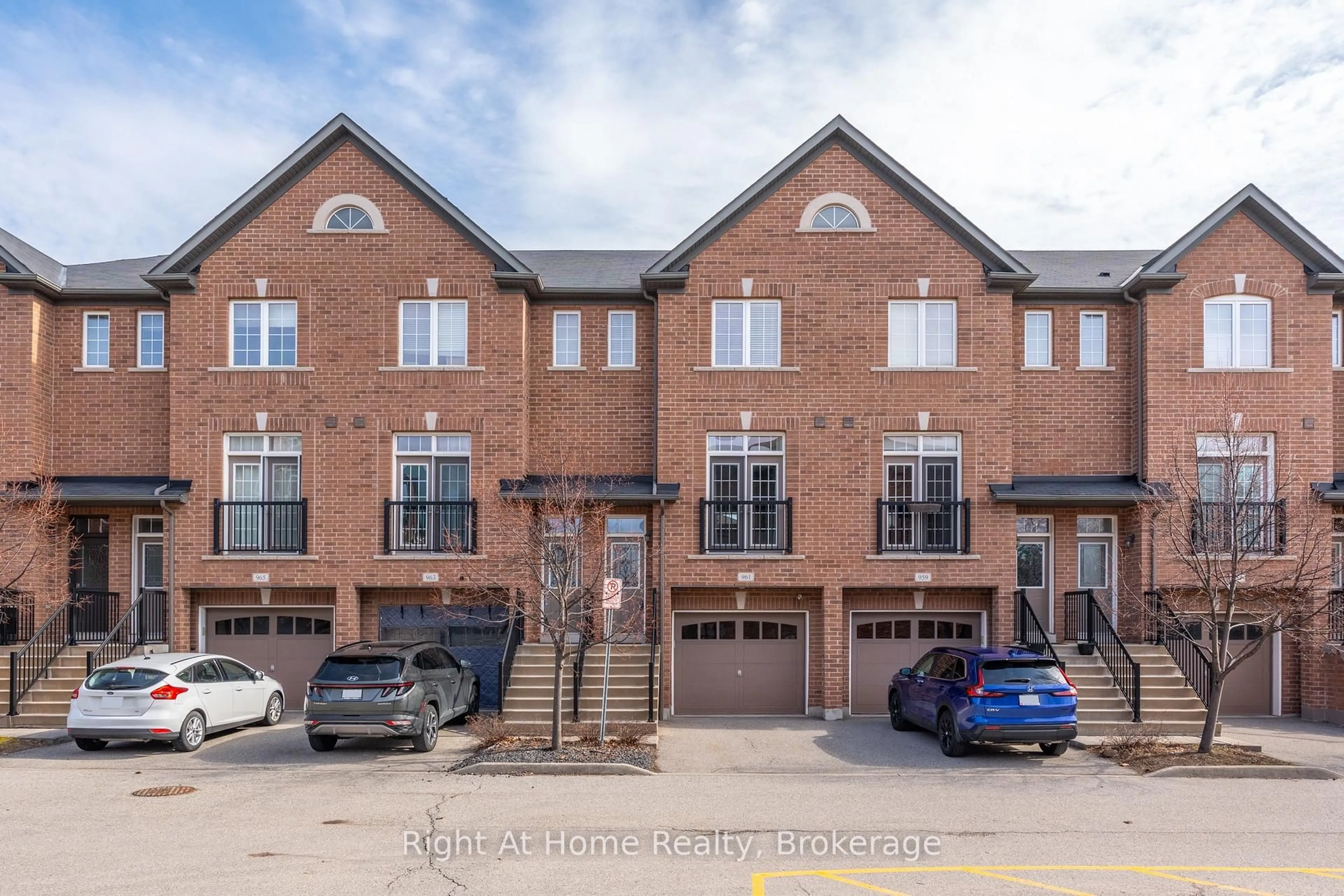 A pic from outside/outdoor area/front of a property/back of a property/a pic from drone, street for 961 Reimer Common, Burlington Ontario L7R 0C8