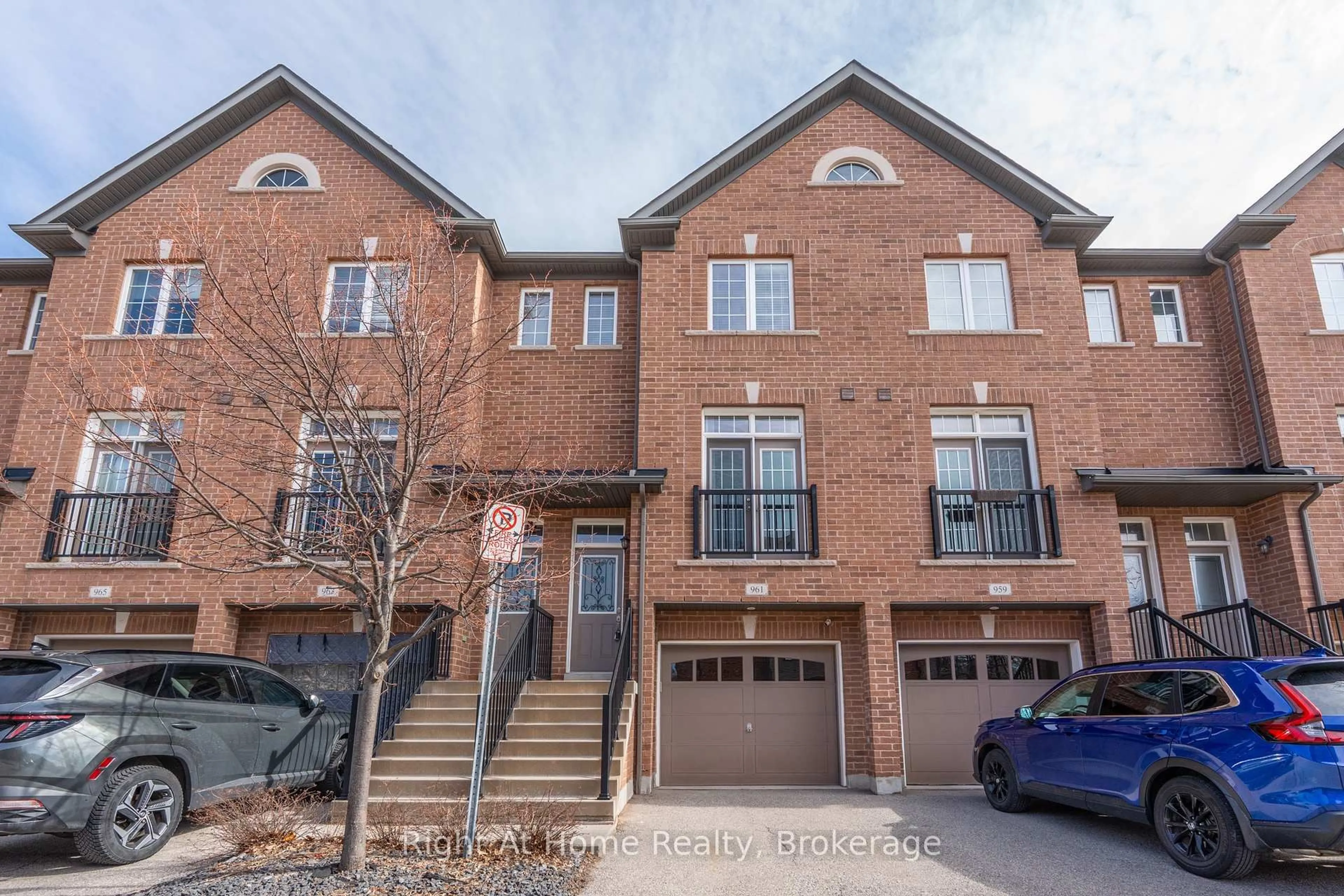 Home with brick exterior material, street for 961 Reimer Common, Burlington Ontario L7R 0C8