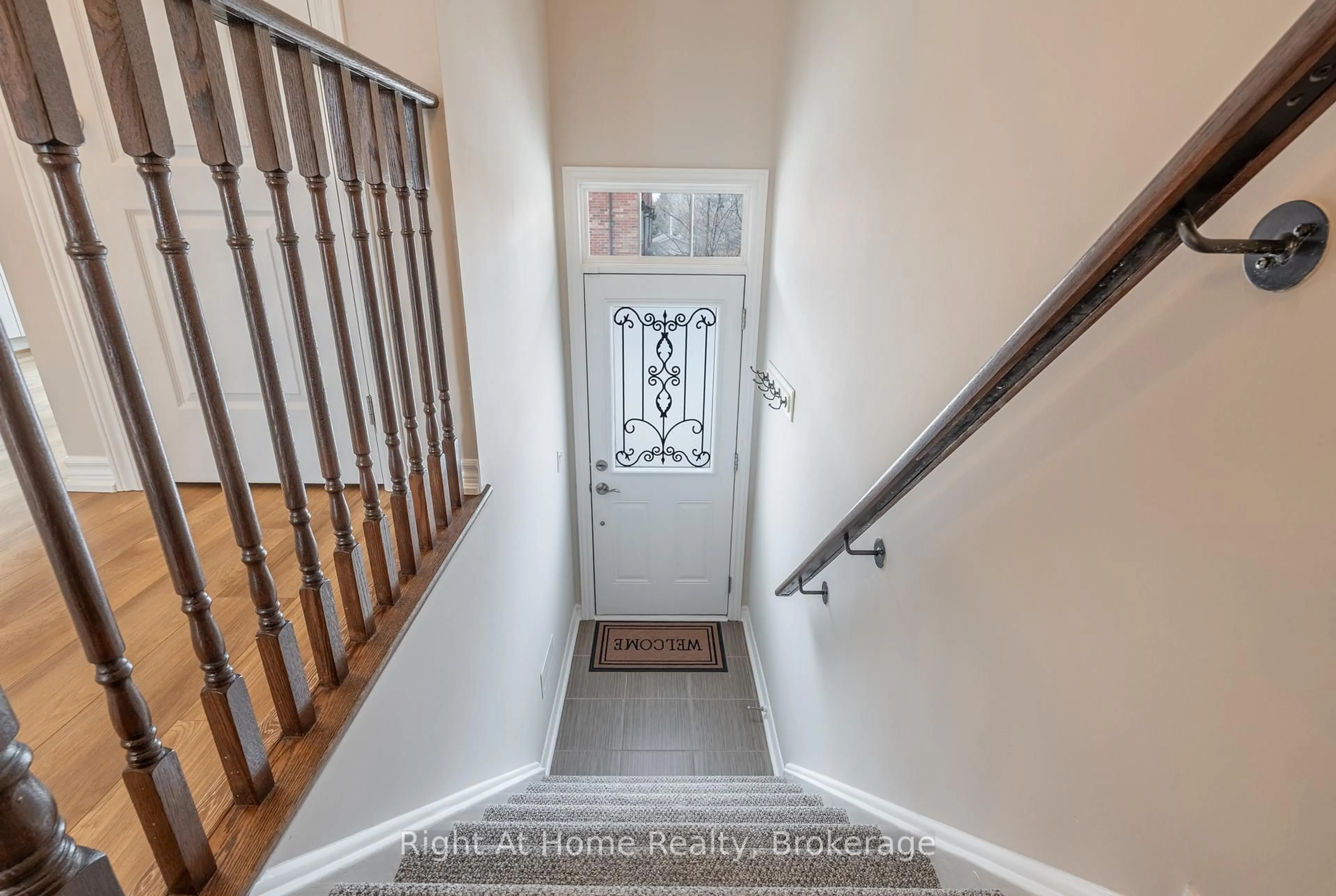 Indoor entryway for 961 Reimer Common, Burlington Ontario L7R 0C8