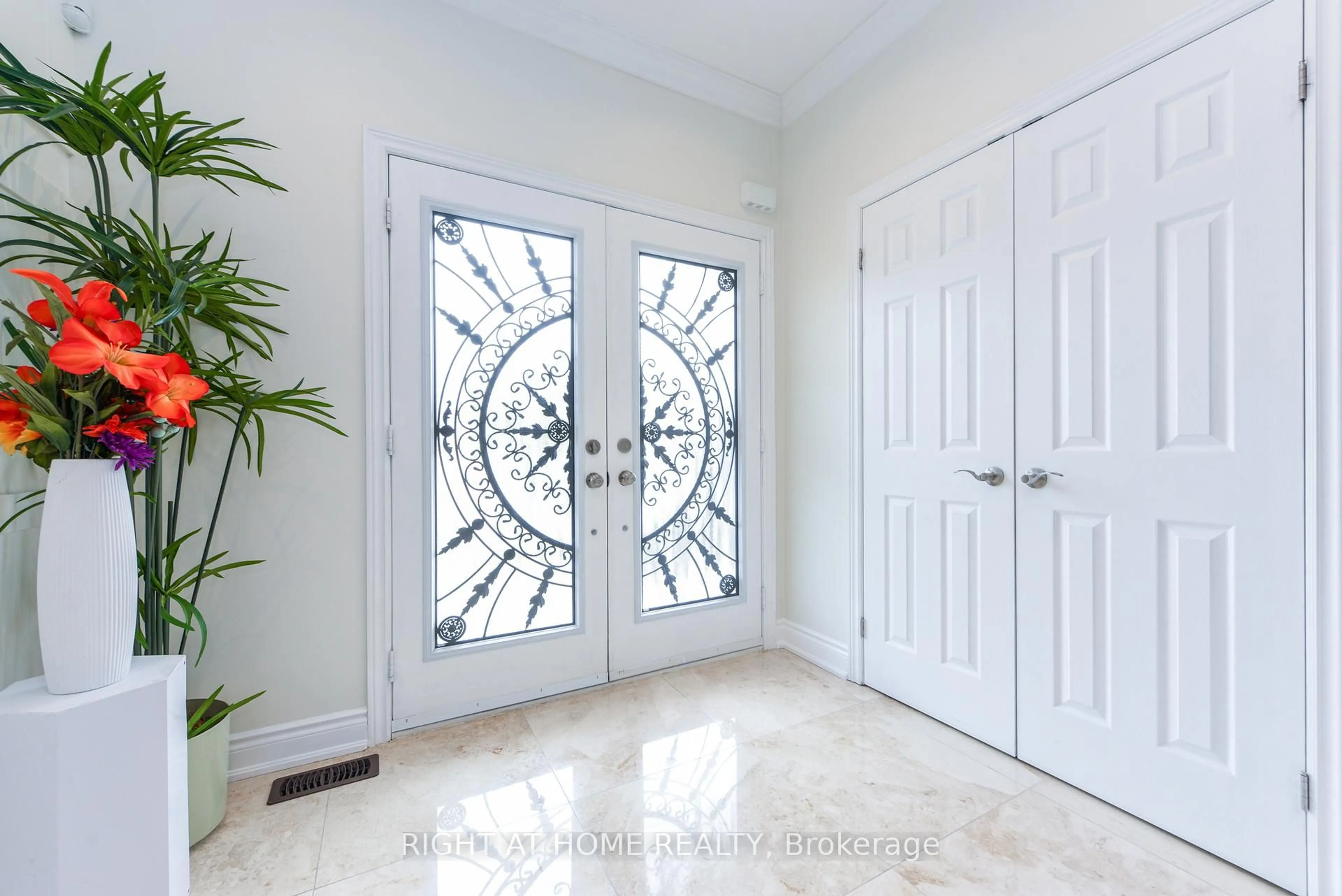 Indoor entryway for 7148 Wrigley Crt, Mississauga Ontario L5W 0C8