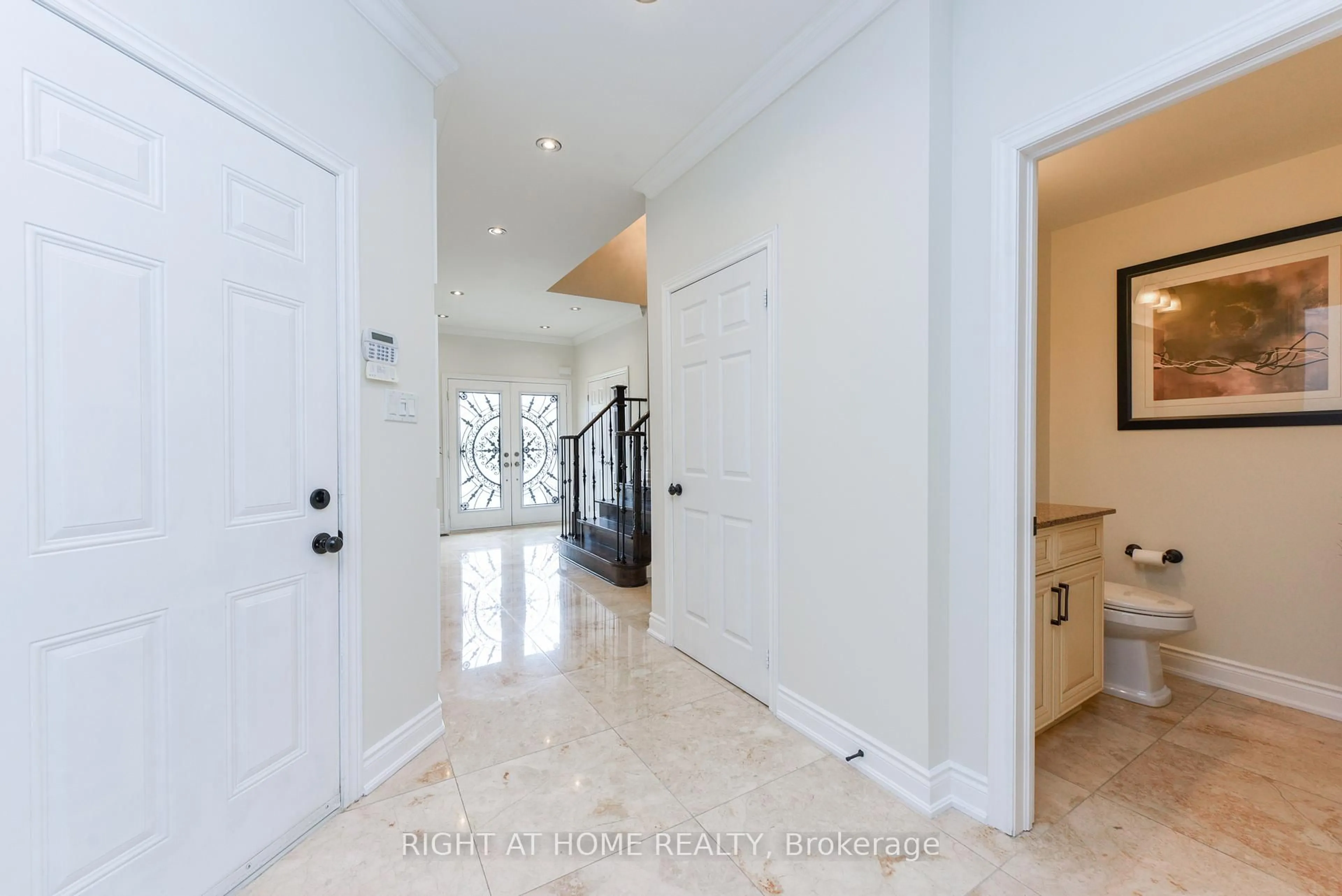 Indoor entryway for 7148 Wrigley Crt, Mississauga Ontario L5W 0C8