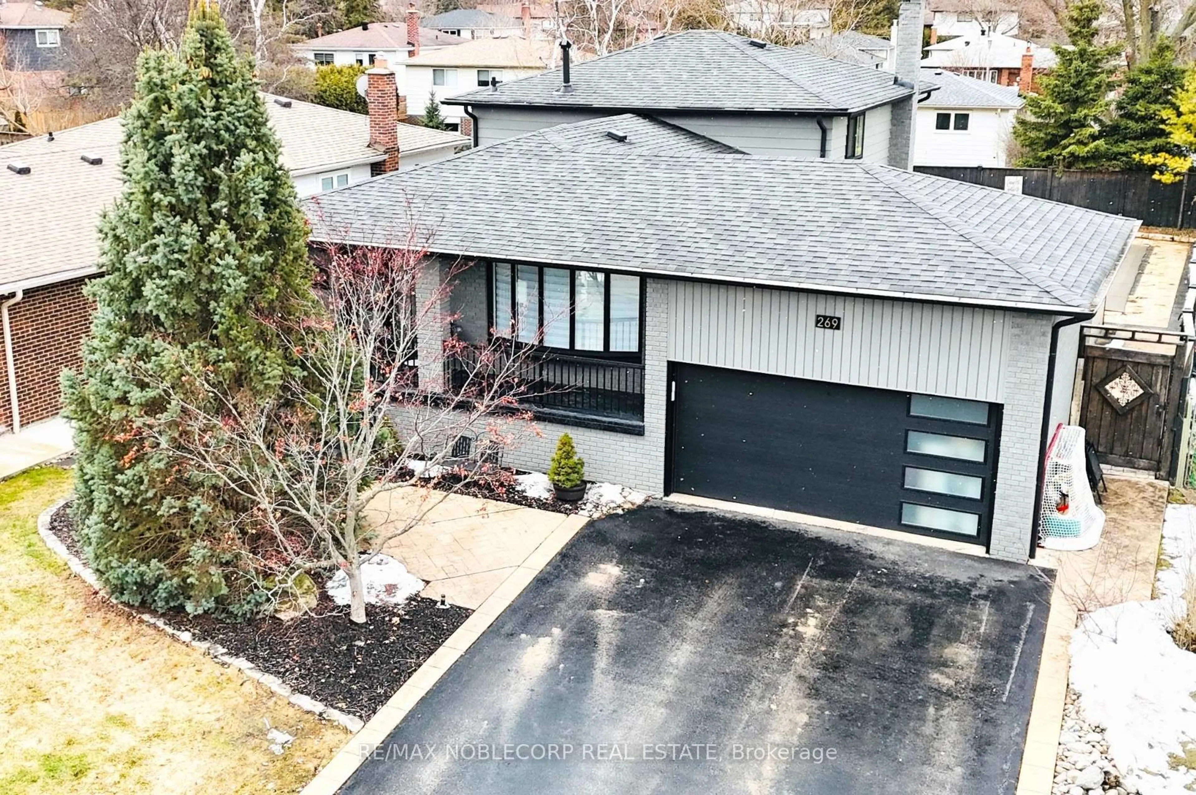 A pic from outside/outdoor area/front of a property/back of a property/a pic from drone, street for 269 Glenwood Cres, Caledon Ontario L7E 1Z5