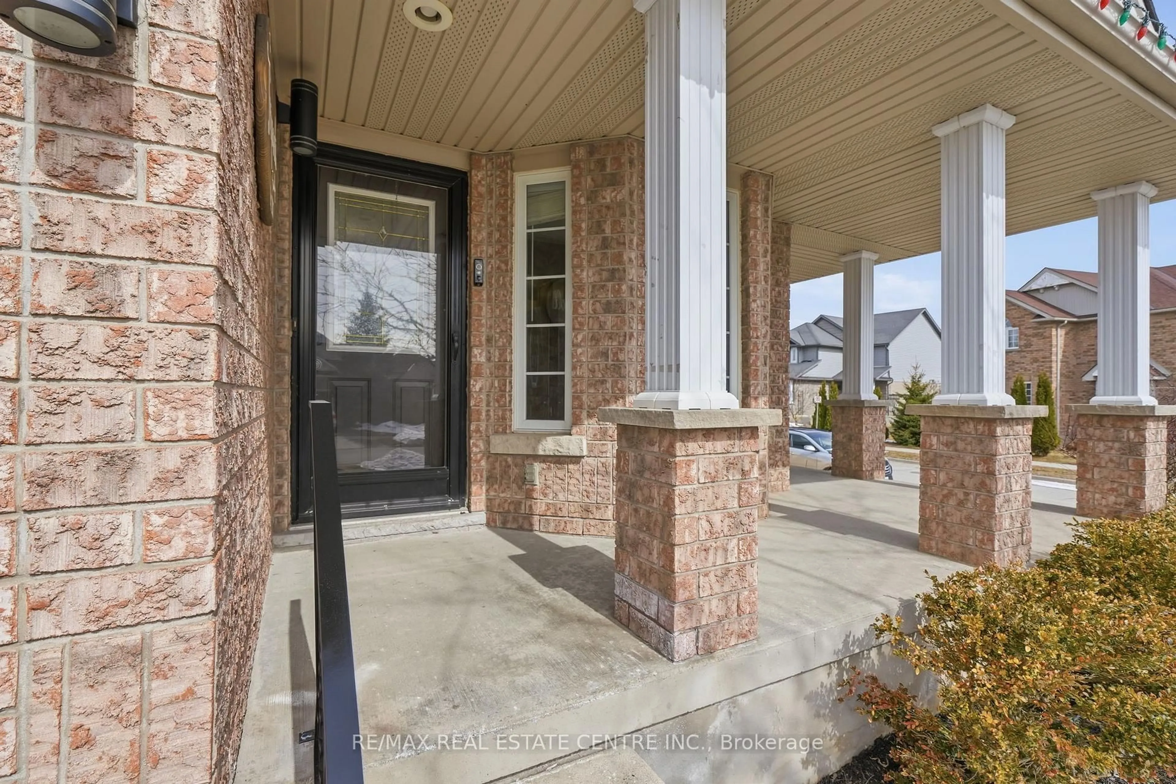 Indoor entryway for 321 Montgomery Blvd, Orangeville Ontario L9W 5G7