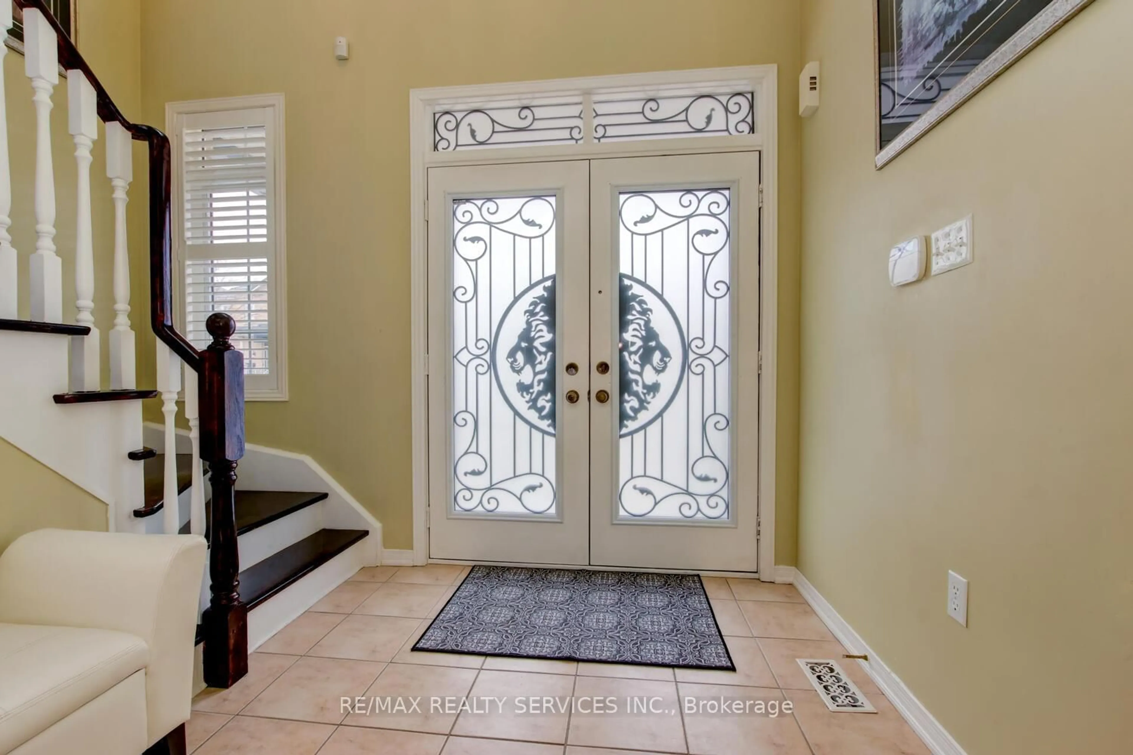 Indoor entryway for 47 Cape Dorset Cres, Brampton Ontario L6R 3K9