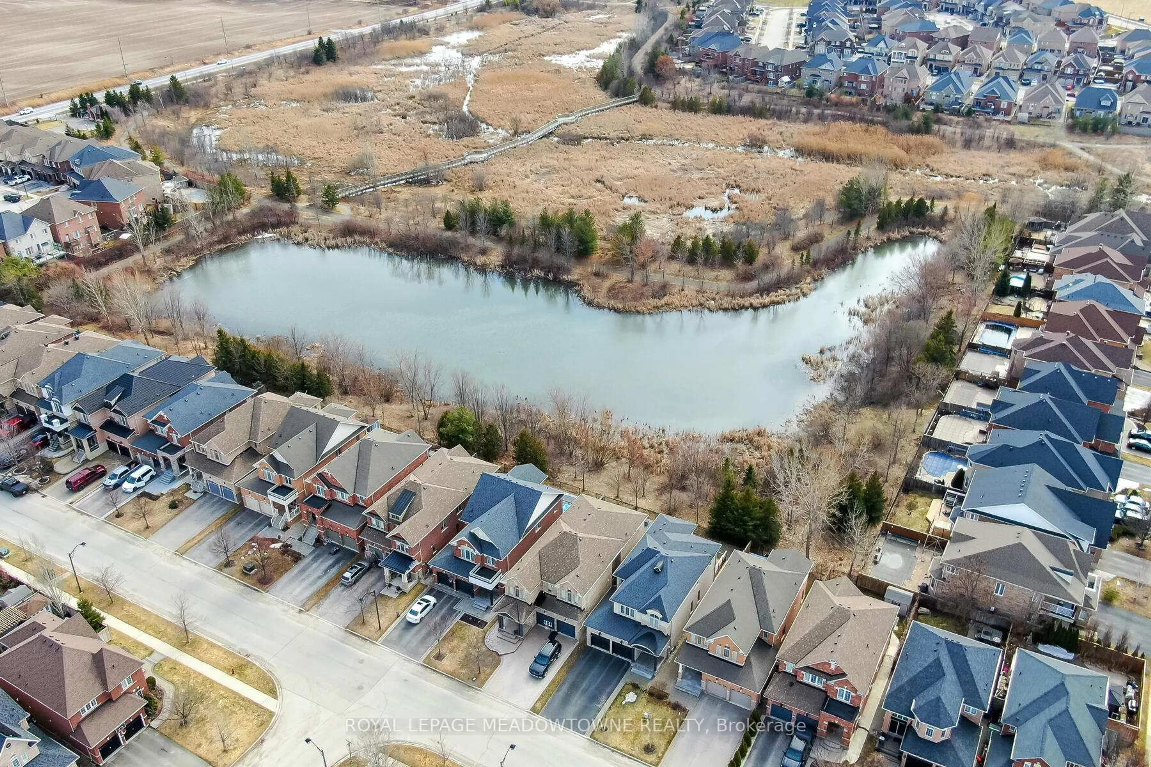 A pic from outside/outdoor area/front of a property/back of a property/a pic from drone, water/lake/river/ocean view for 10 Silver Pond Dr, Halton Hills Ontario L7G 6L9