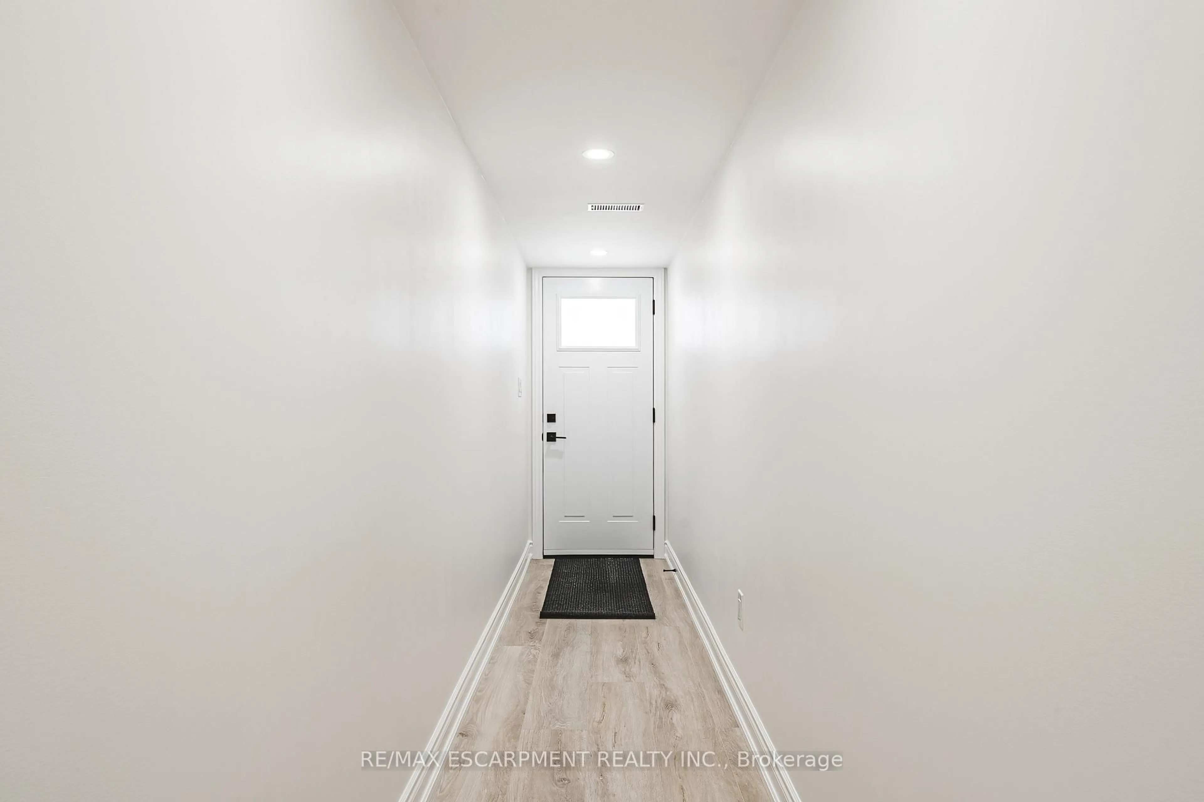 Unknown for 895 Maple Ave #101, Burlington Ontario L7S 2H7