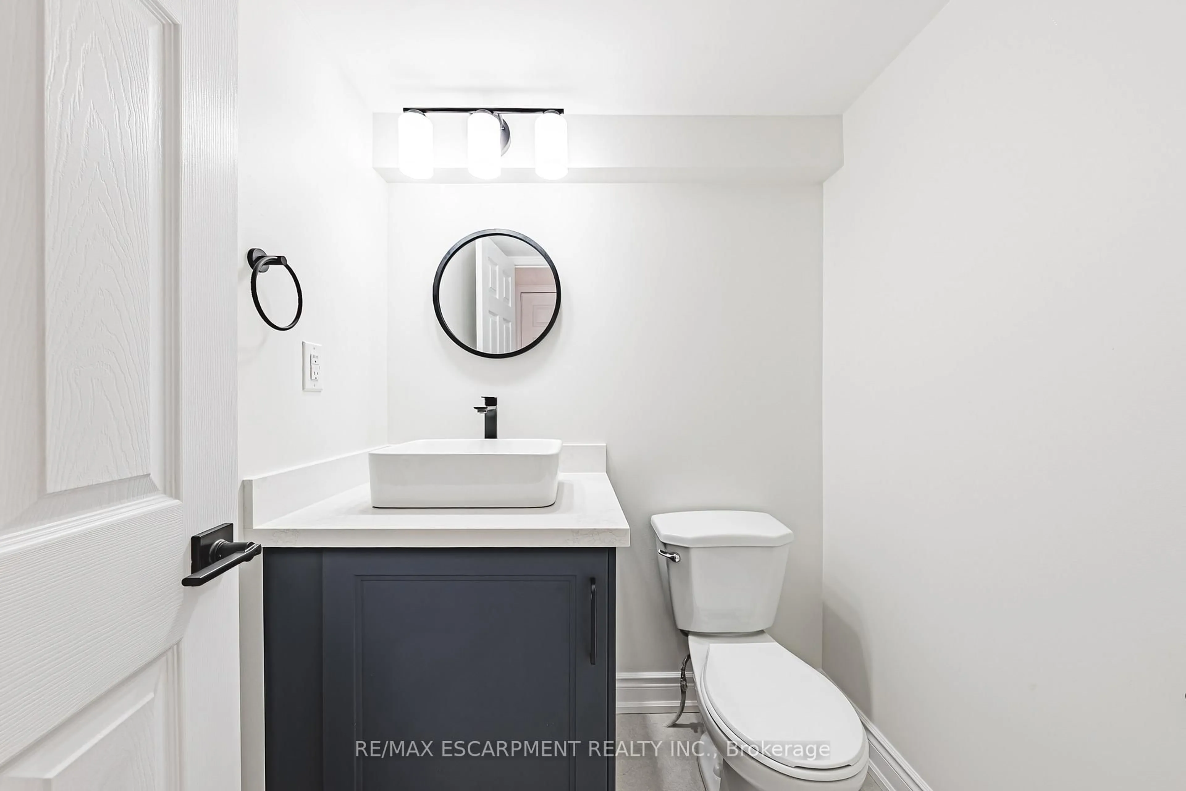 Standard bathroom, unknown for 895 Maple Ave #101, Burlington Ontario L7S 2H7