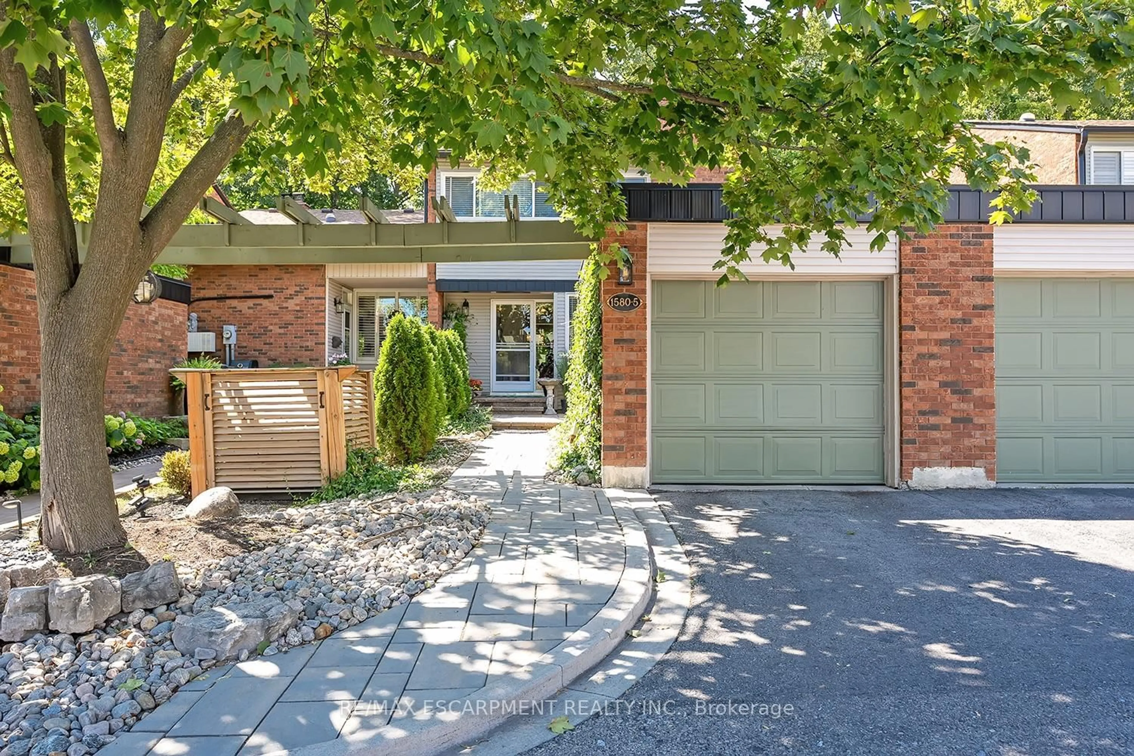 Home with brick exterior material, street for 1580 Kerns Rd #5, Burlington Ontario L7P 3A7