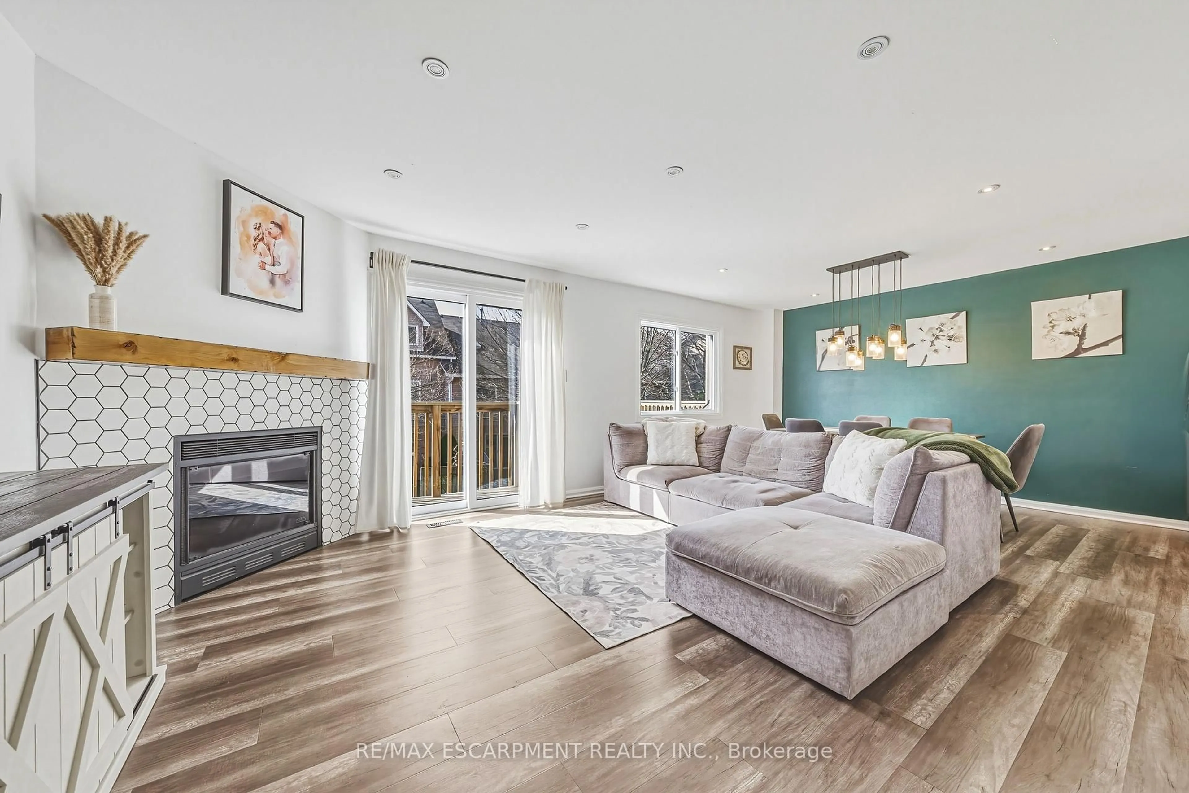 Living room with furniture, unknown for 2055 Walkers Line #242, Burlington Ontario L7M 4B5