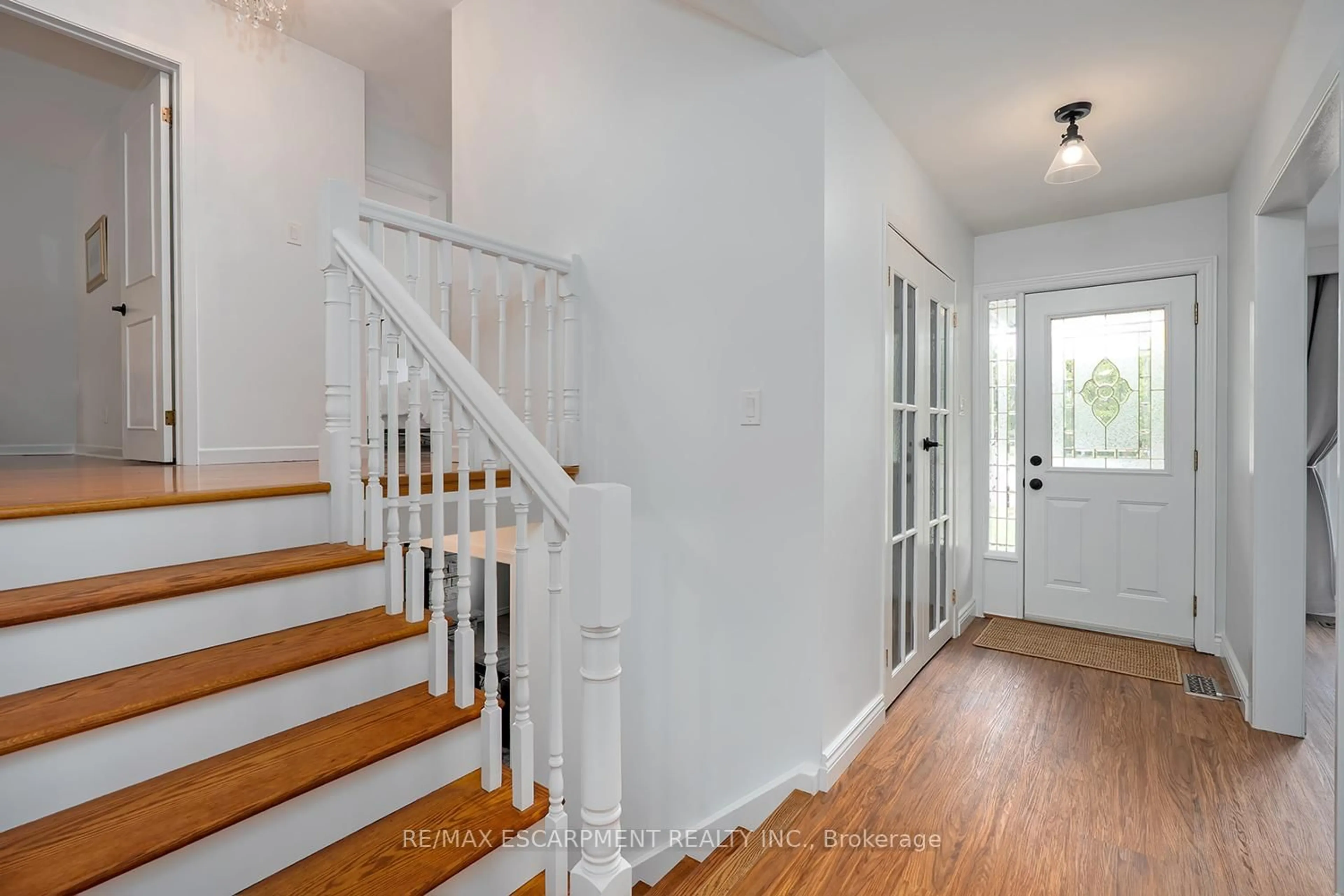 Indoor entryway for 406 Oakwood Dr, Burlington Ontario L7N 1X2