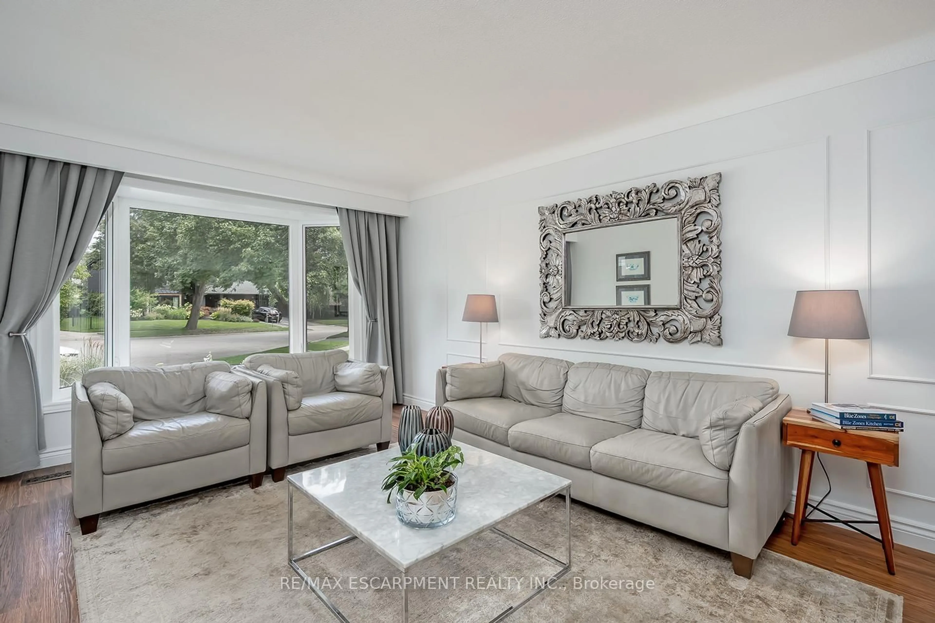 Living room with furniture, unknown for 406 Oakwood Dr, Burlington Ontario L7N 1X2