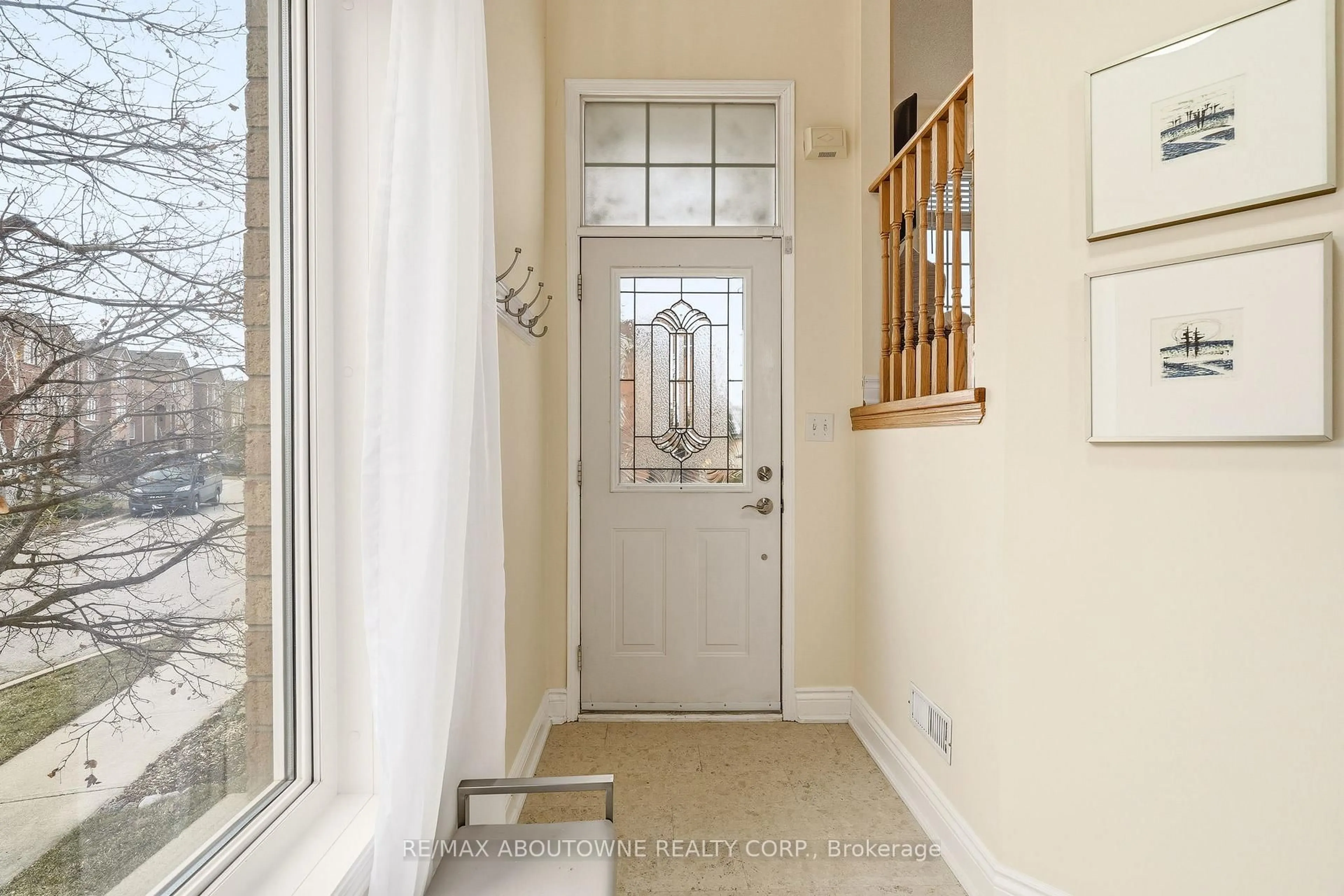 Indoor entryway for 408 Fairgate Way, Oakville Ontario L6H 6Y1