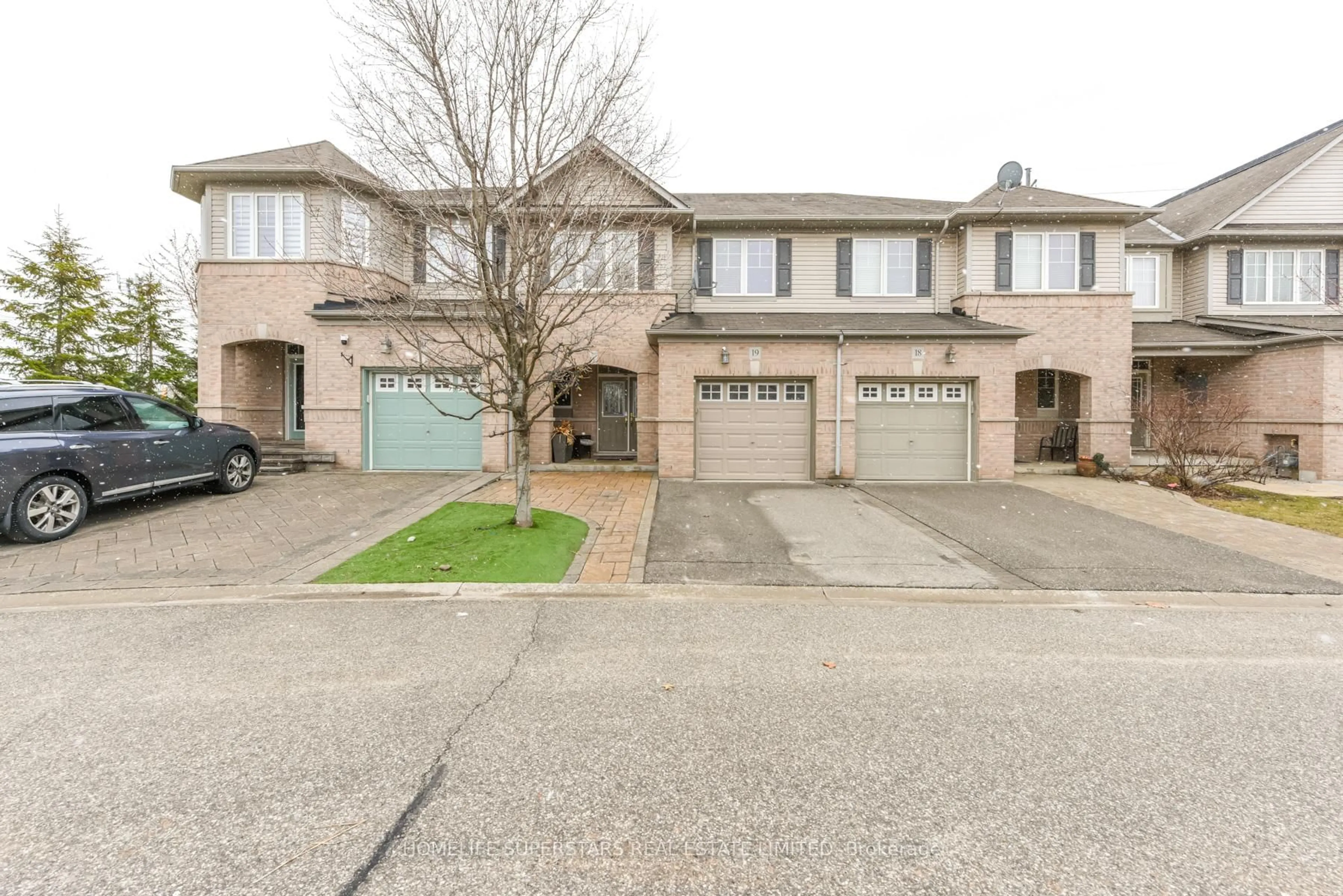 A pic from outside/outdoor area/front of a property/back of a property/a pic from drone, street for 2019 Trawden Way #19, Oakville Ontario L6M 0M3