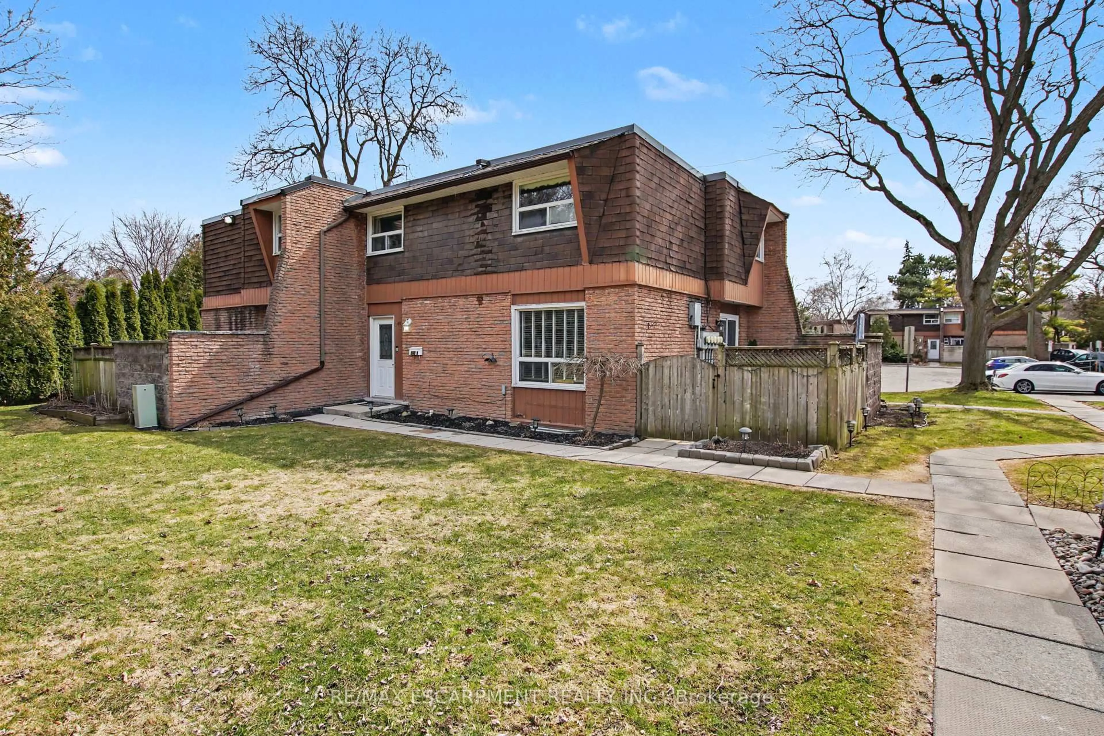 Home with brick exterior material, street for 661 Francis Rd #4, Burlington Ontario L7T 3X6