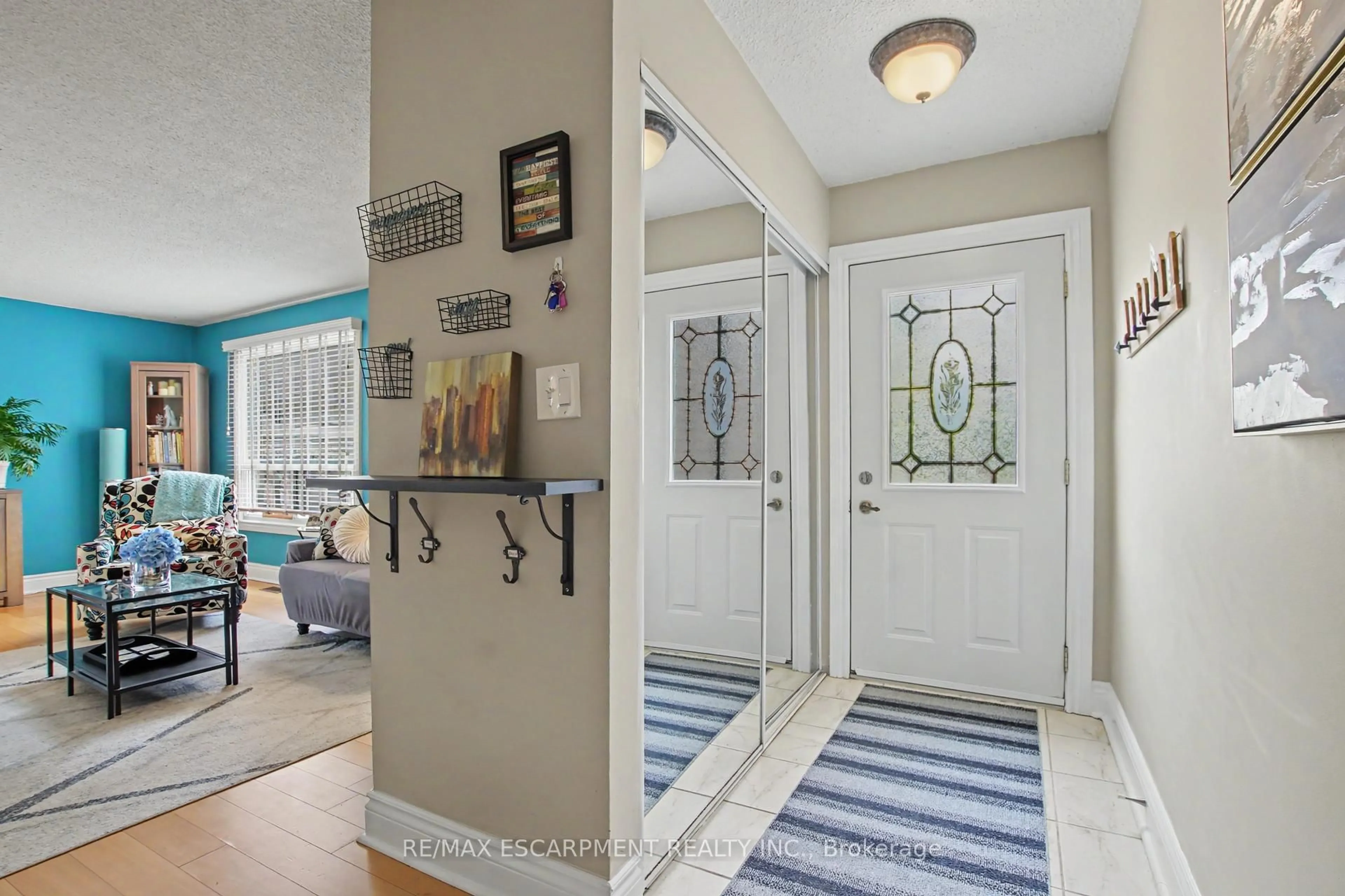 Indoor entryway for 661 Francis Rd #4, Burlington Ontario L7T 3X6