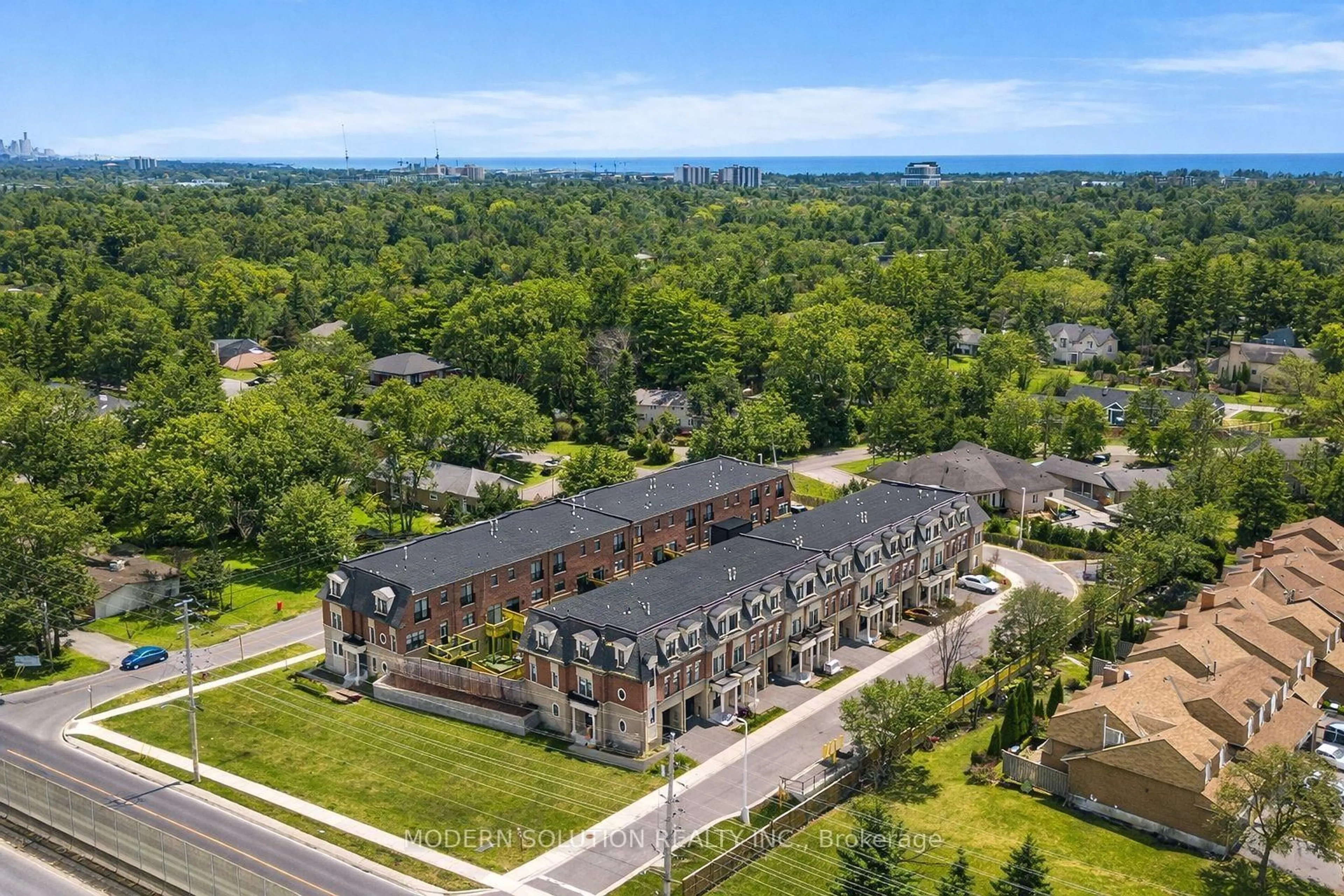 A pic from outside/outdoor area/front of a property/back of a property/a pic from drone, unknown for 1659 Vellore Cres, Mississauga Ontario L5G 0C3