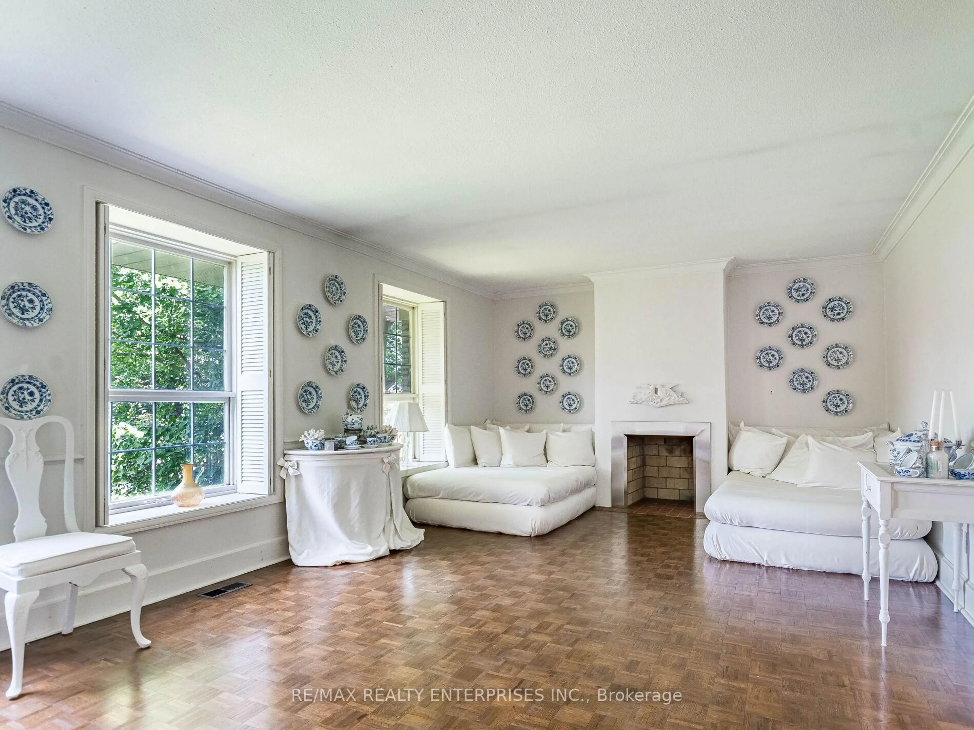 Living room with furniture, unknown for 285 Pinetree Way, Mississauga Ontario L5G 2R4