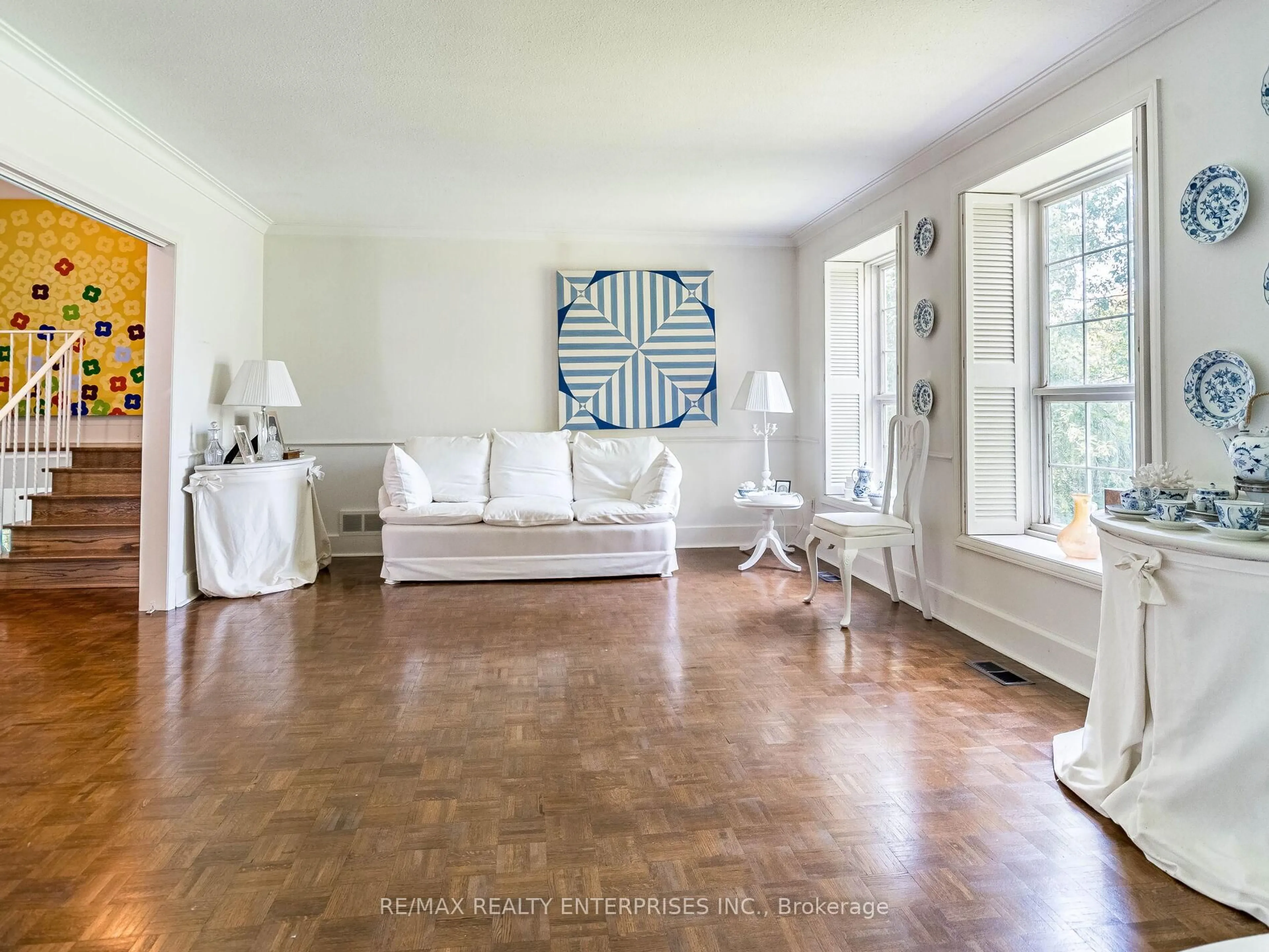 Living room with furniture, unknown for 285 Pinetree Way, Mississauga Ontario L5G 2R4