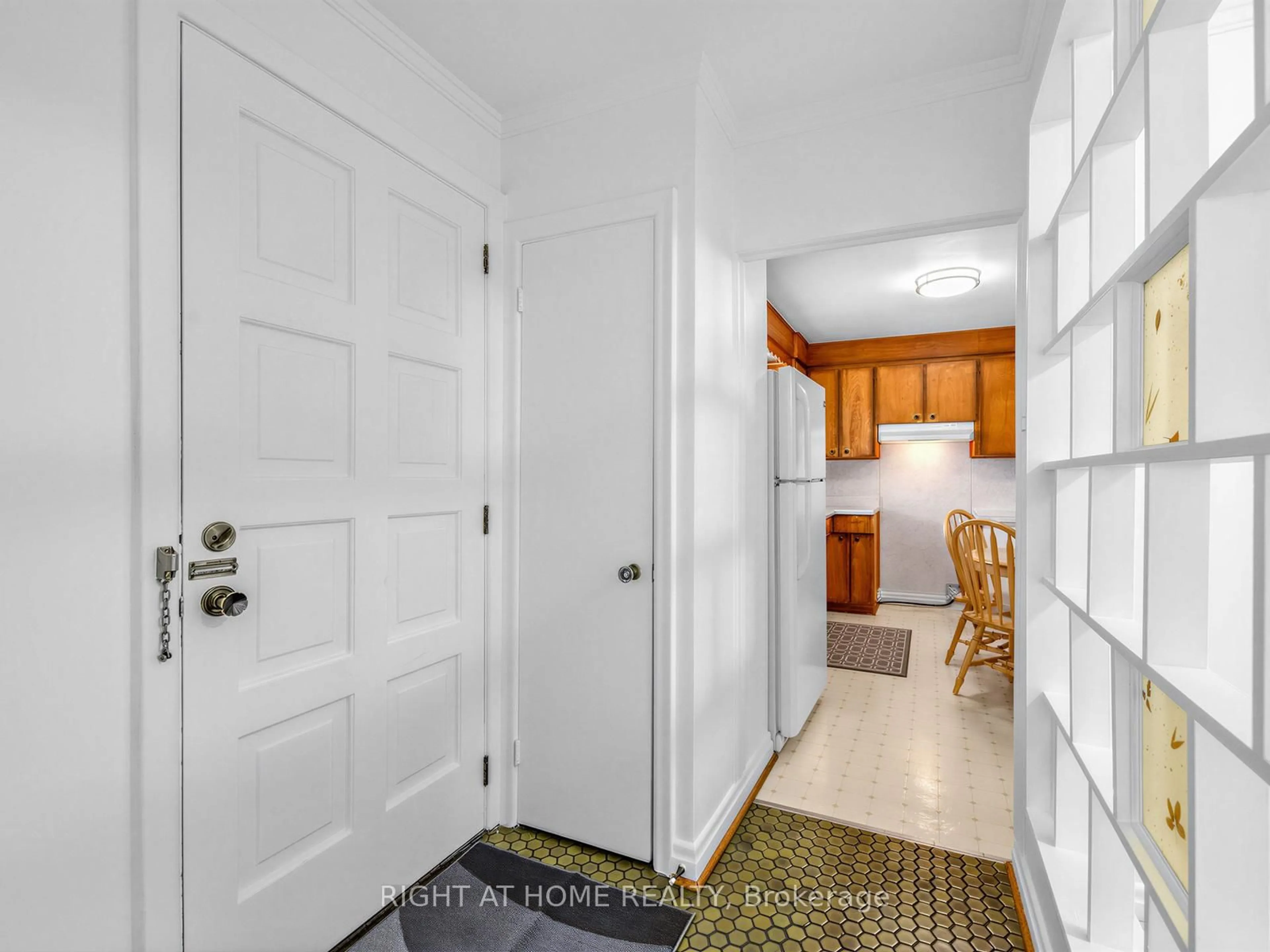 Indoor entryway for 47 Gracefield Ave, Toronto Ontario M6L 1L2