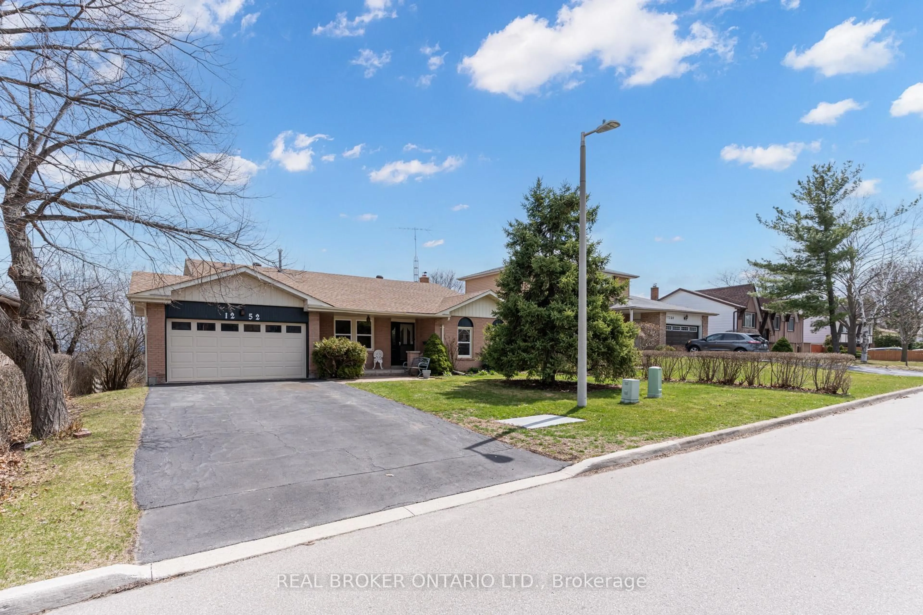 A pic from outside/outdoor area/front of a property/back of a property/a pic from drone, street for 1252 Lakeview Dr, Oakville Ontario L6H 2M8