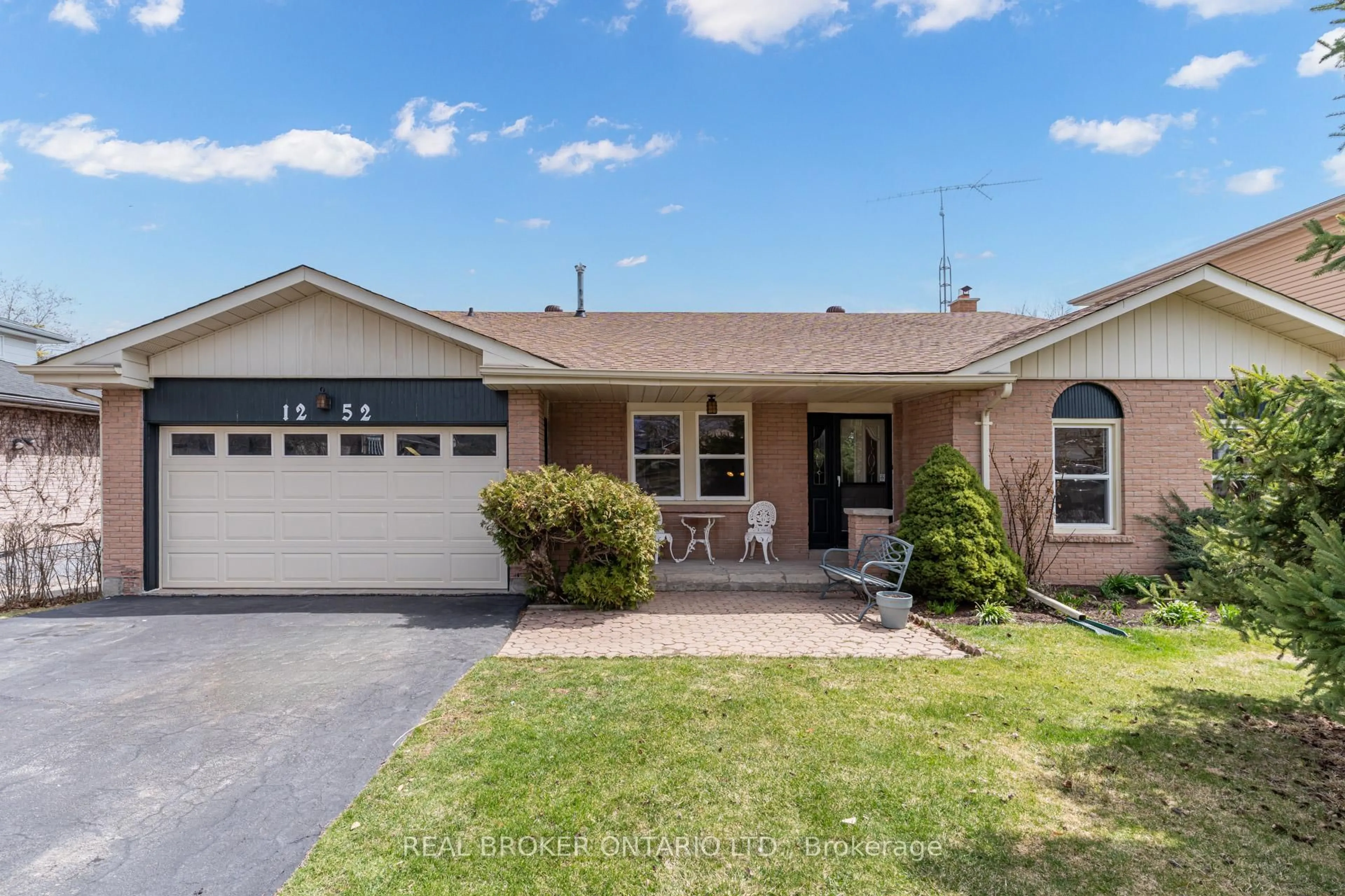 Home with brick exterior material, street for 1252 Lakeview Dr, Oakville Ontario L6H 2M8