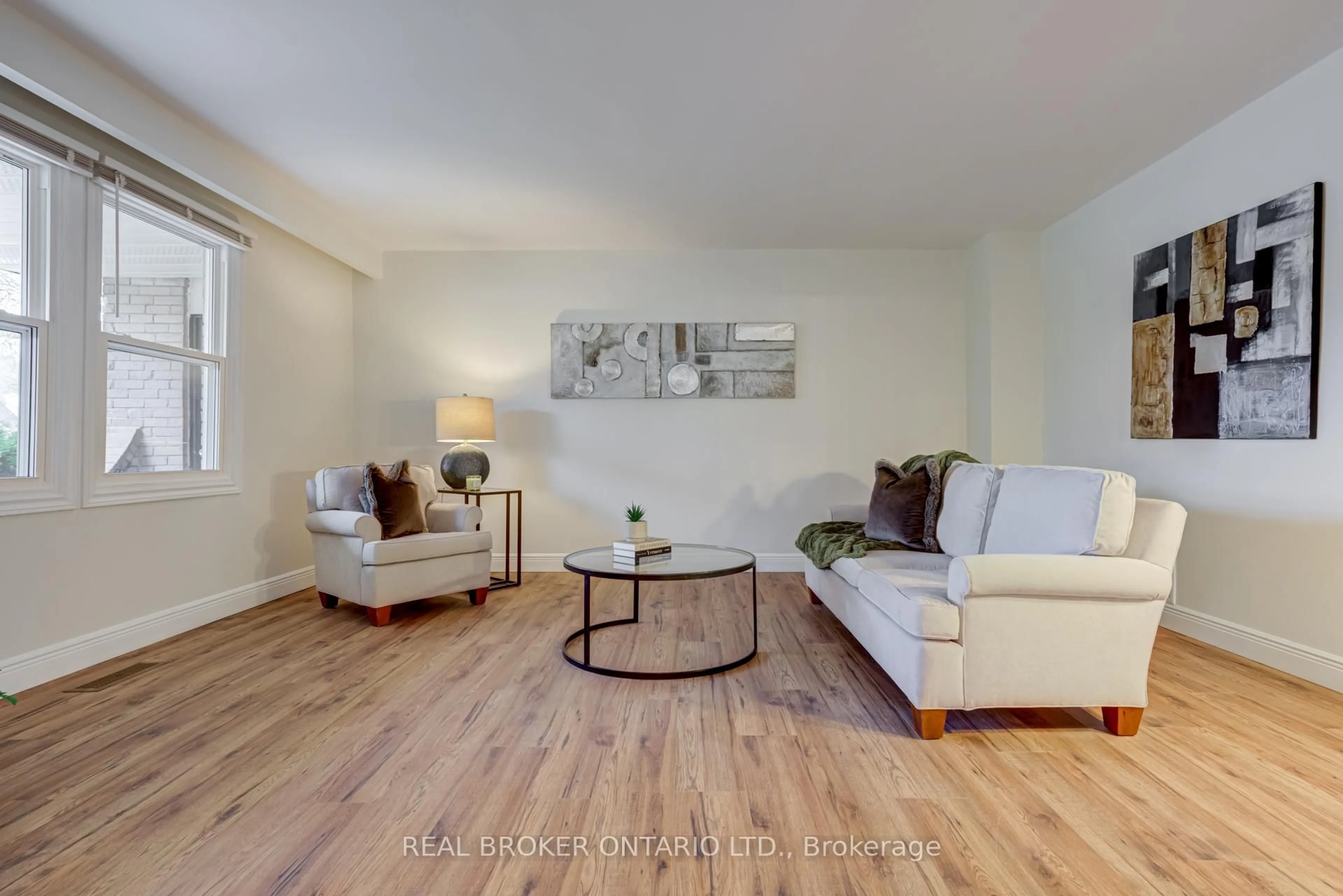 Living room with furniture, wood/laminate floor for 1252 Lakeview Dr, Oakville Ontario L6H 2M8
