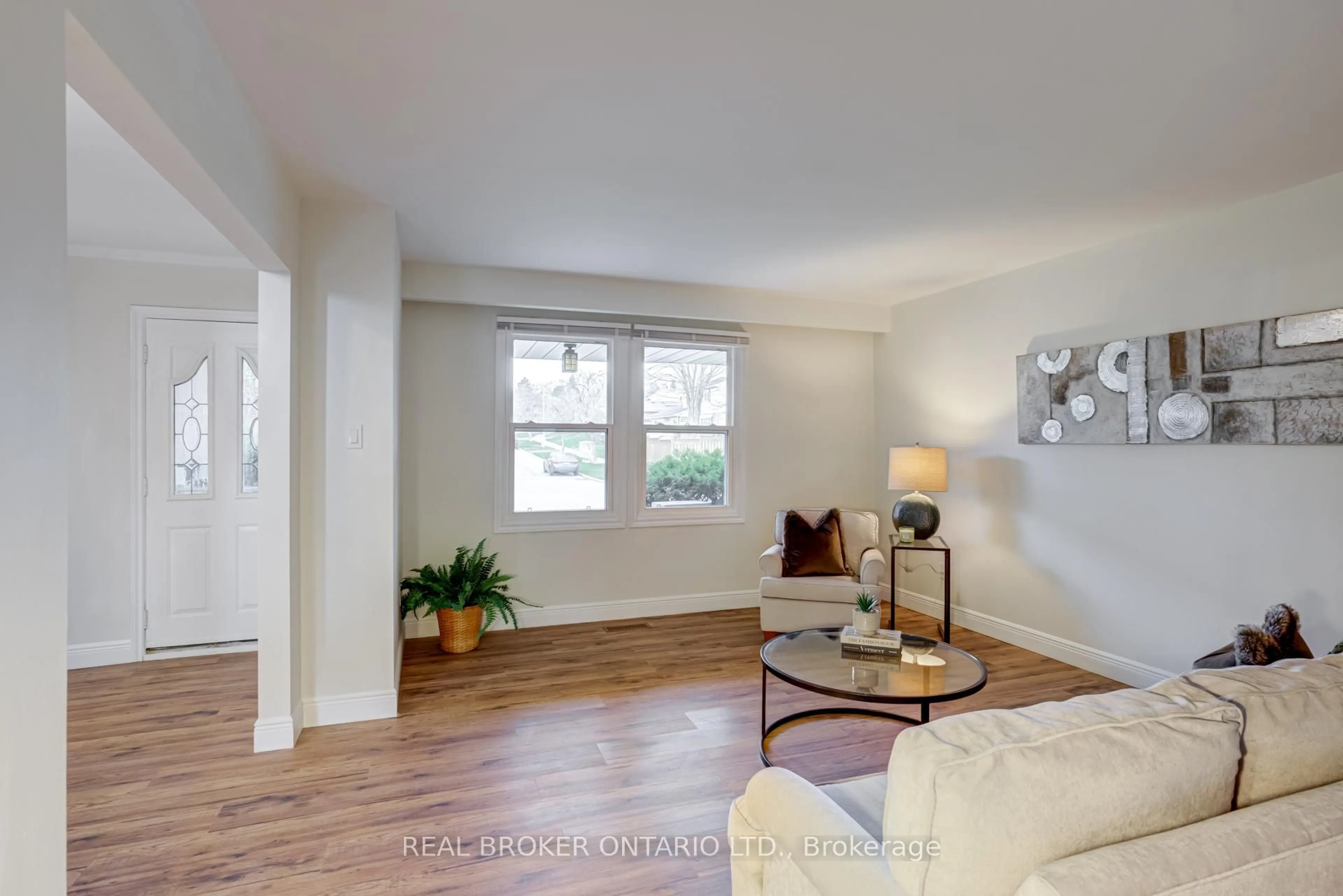 Living room with furniture, wood/laminate floor for 1252 Lakeview Dr, Oakville Ontario L6H 2M8