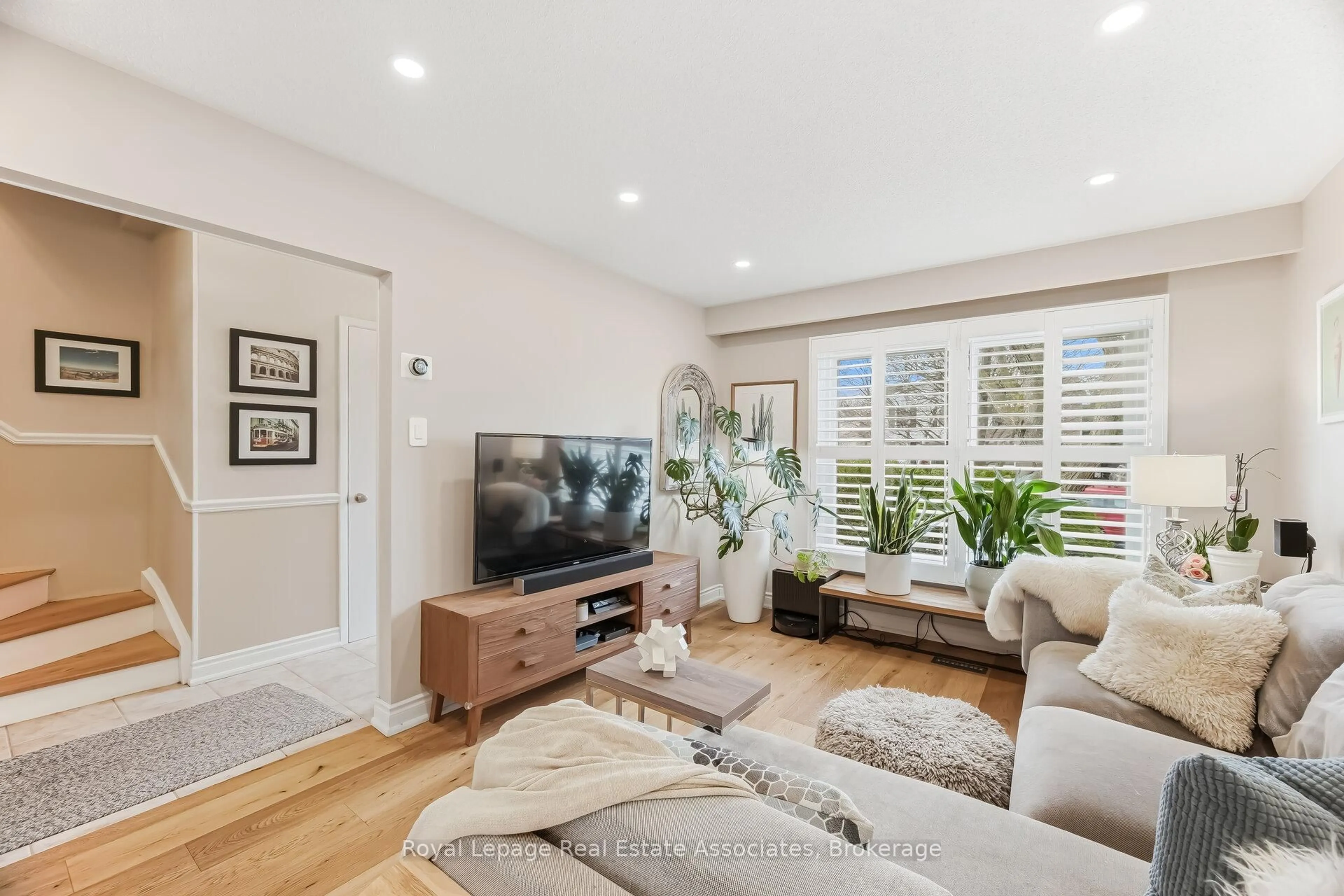 Living room with furniture, unknown for 3368 Mainsail Cres, Mississauga Ontario L5L 1H2