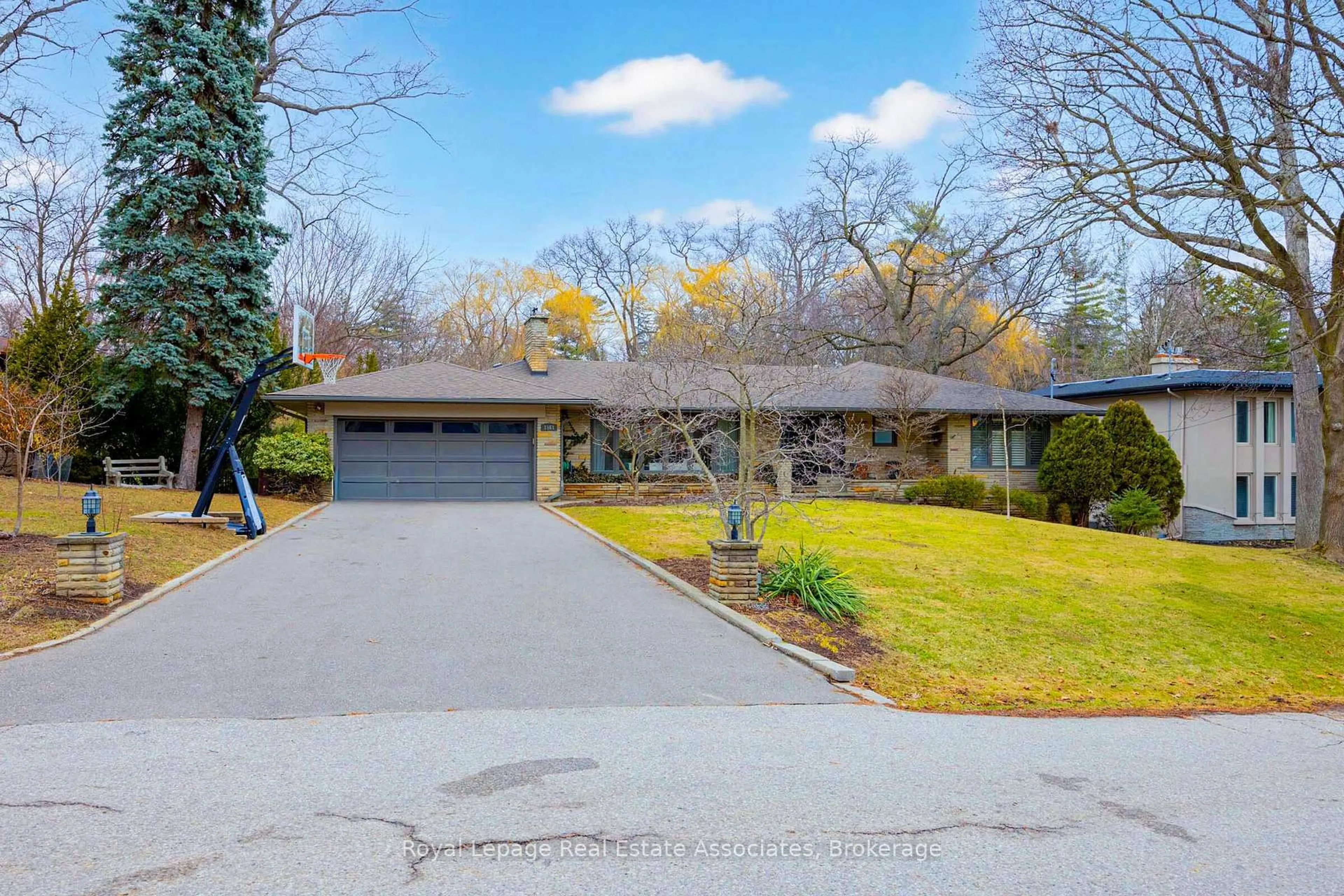 A pic from outside/outdoor area/front of a property/back of a property/a pic from drone, street for 1561 Pinetree Cres, Mississauga Ontario L5G 2S9