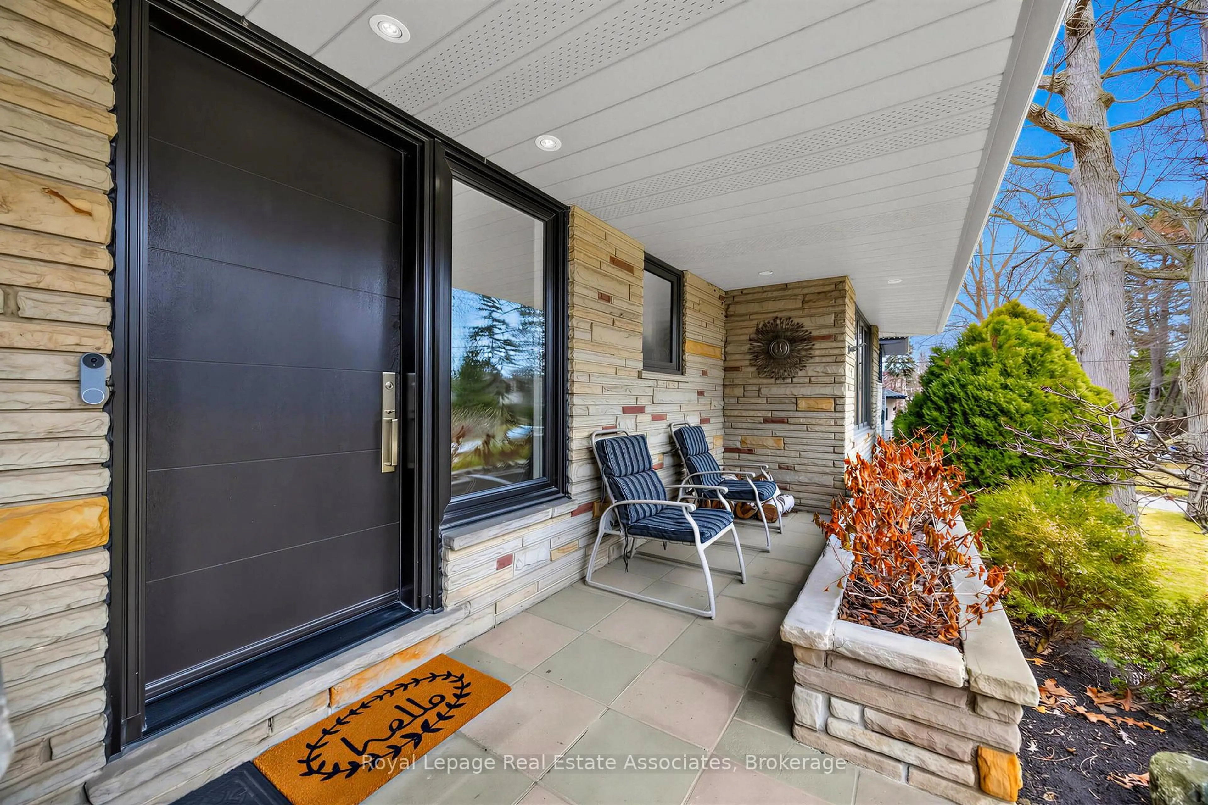 Indoor entryway for 1561 Pinetree Cres, Mississauga Ontario L5G 2S9