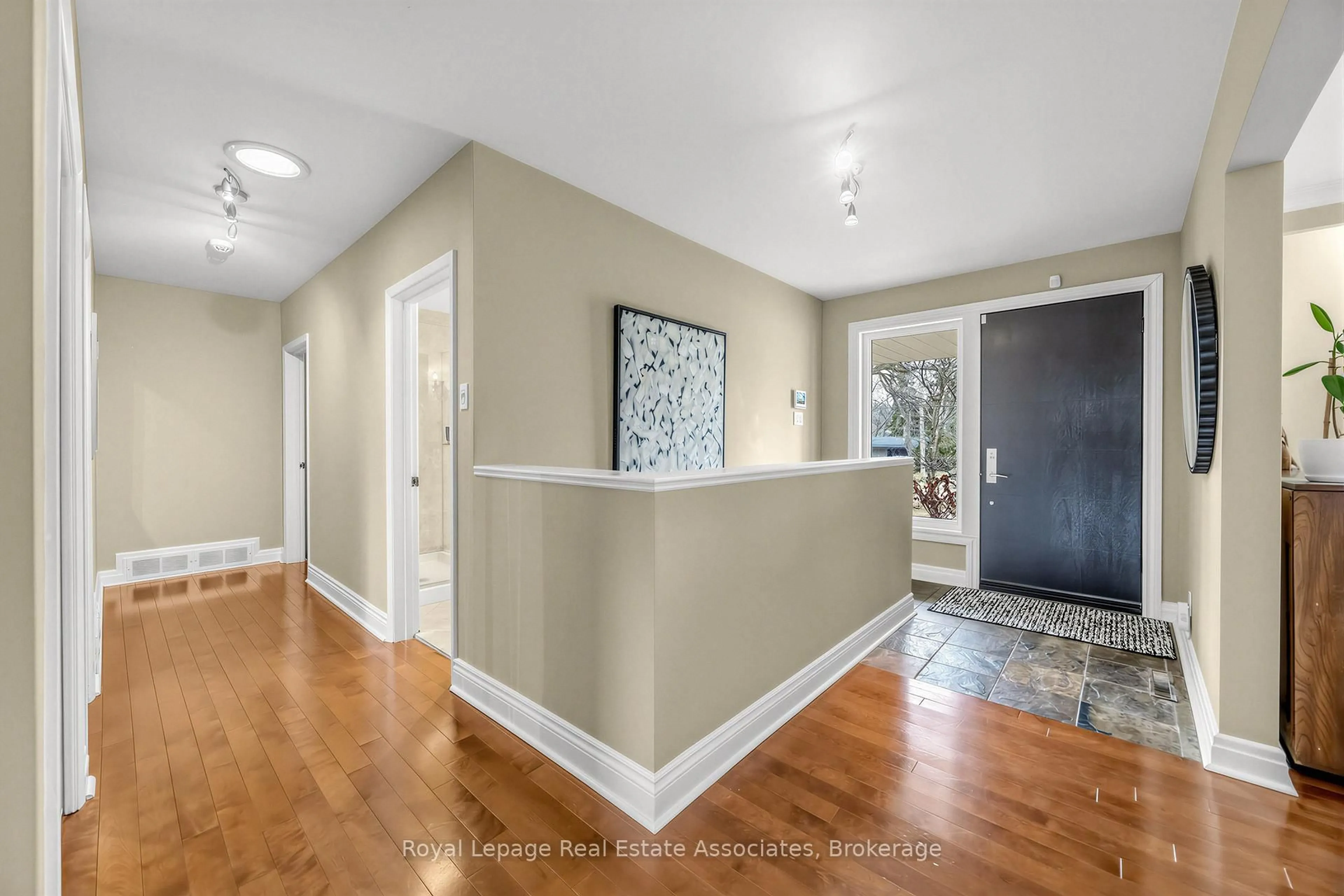 Indoor entryway for 1561 Pinetree Cres, Mississauga Ontario L5G 2S9