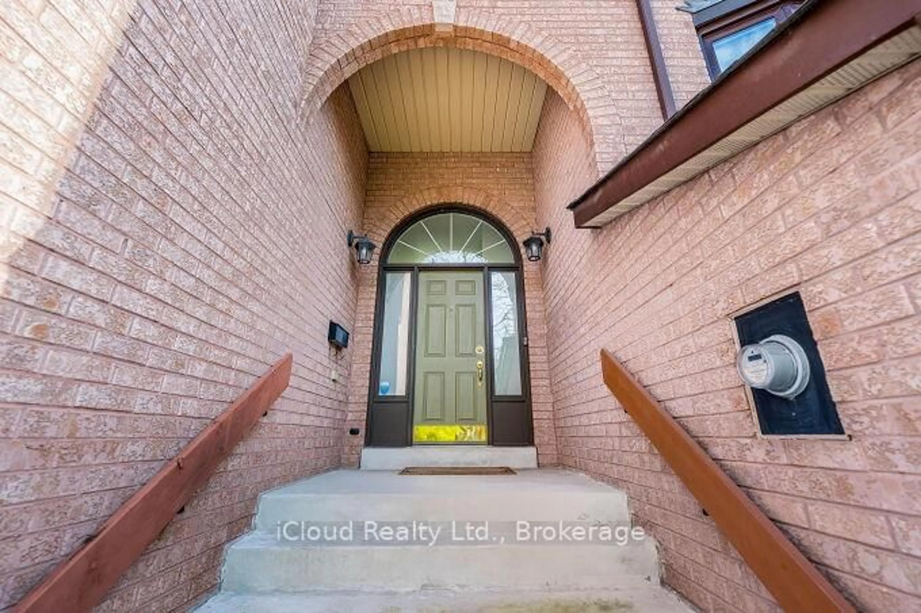 Indoor entryway for 1100 Queens Ave #16, Oakville Ontario L6H 2B5