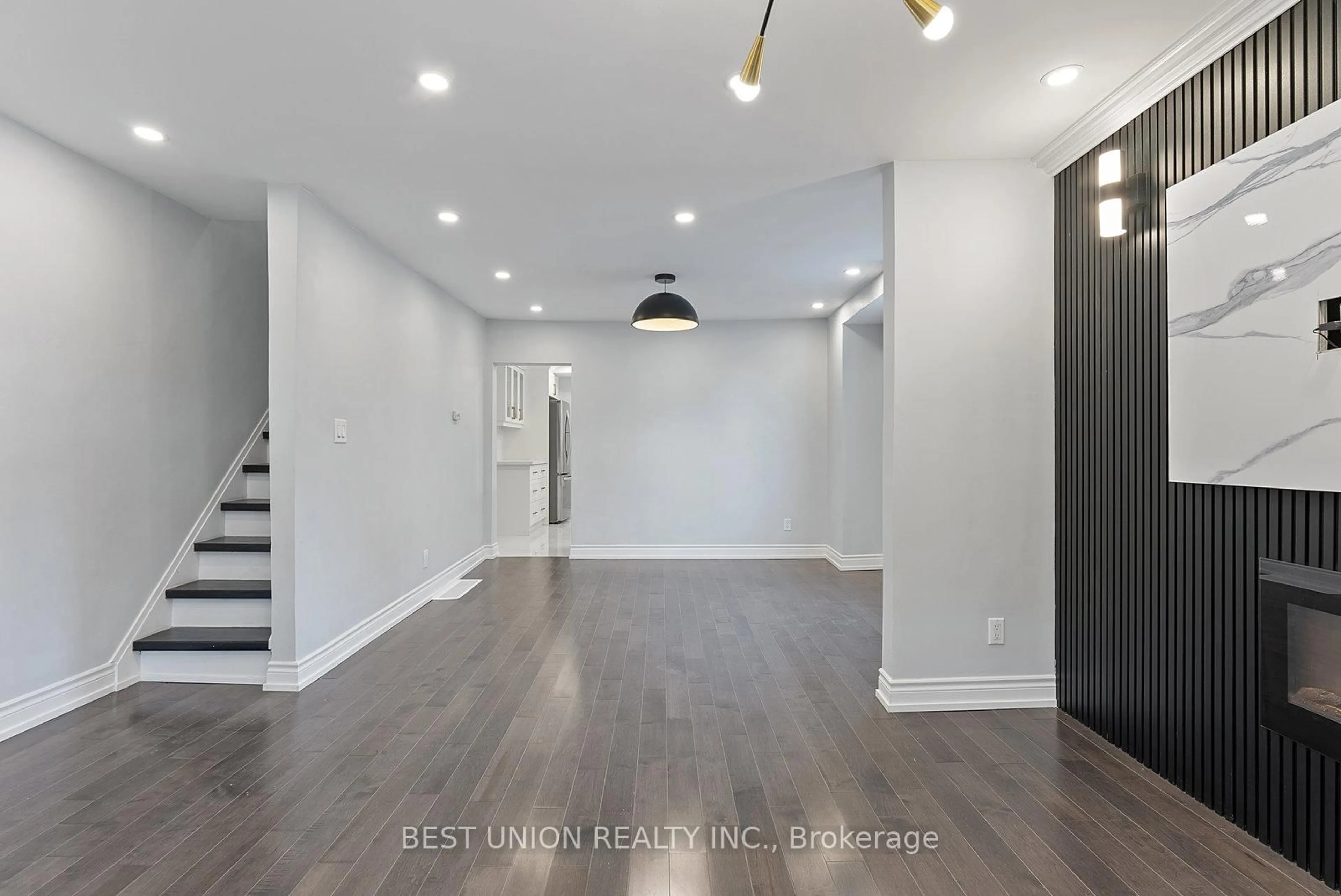 Indoor entryway for 15 Burlington St, Toronto Ontario M8V 2L1
