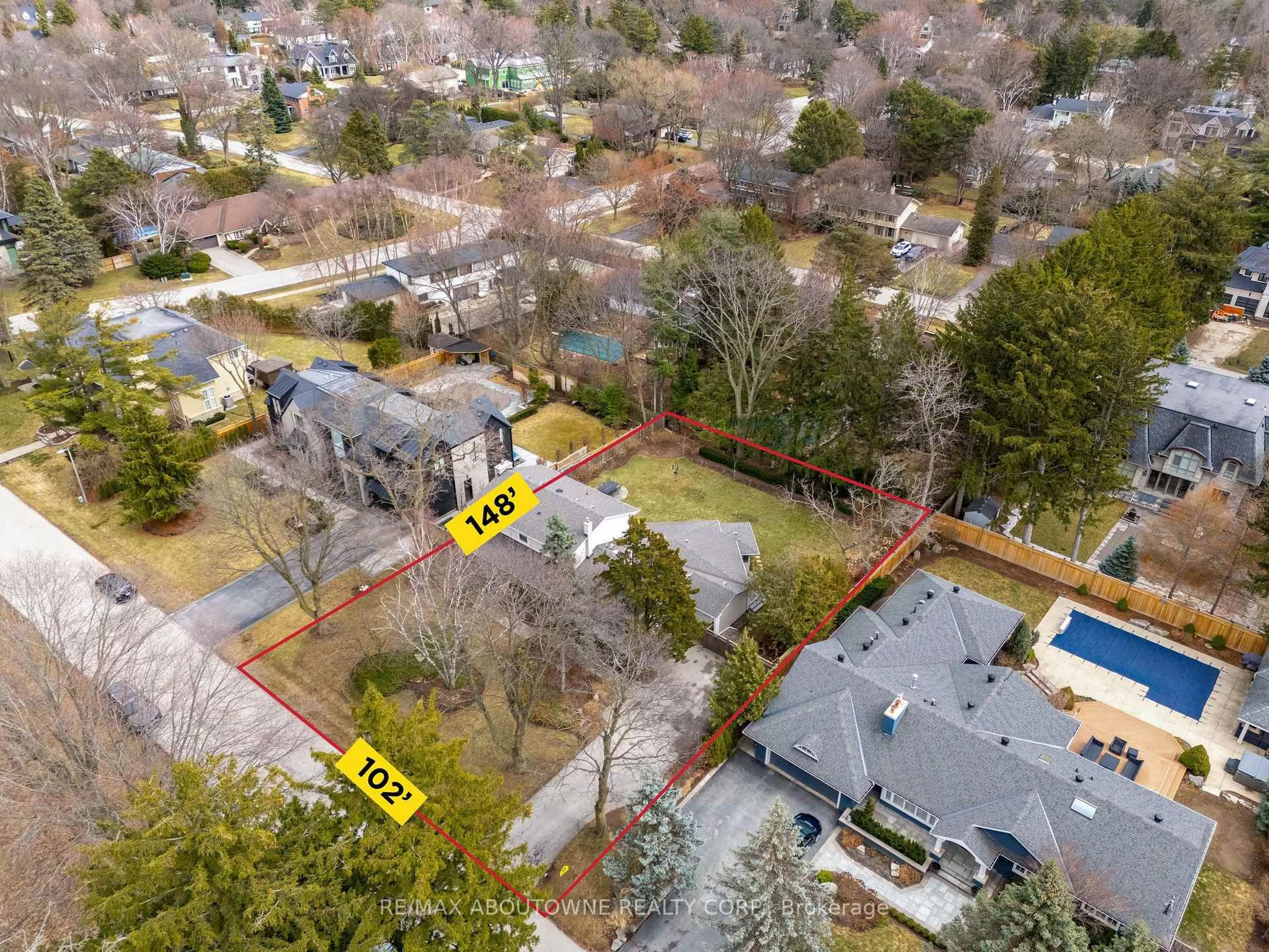 A pic from outside/outdoor area/front of a property/back of a property/a pic from drone, street for 1268 Hillhurst Rd, Oakville Ontario L6J 1X4