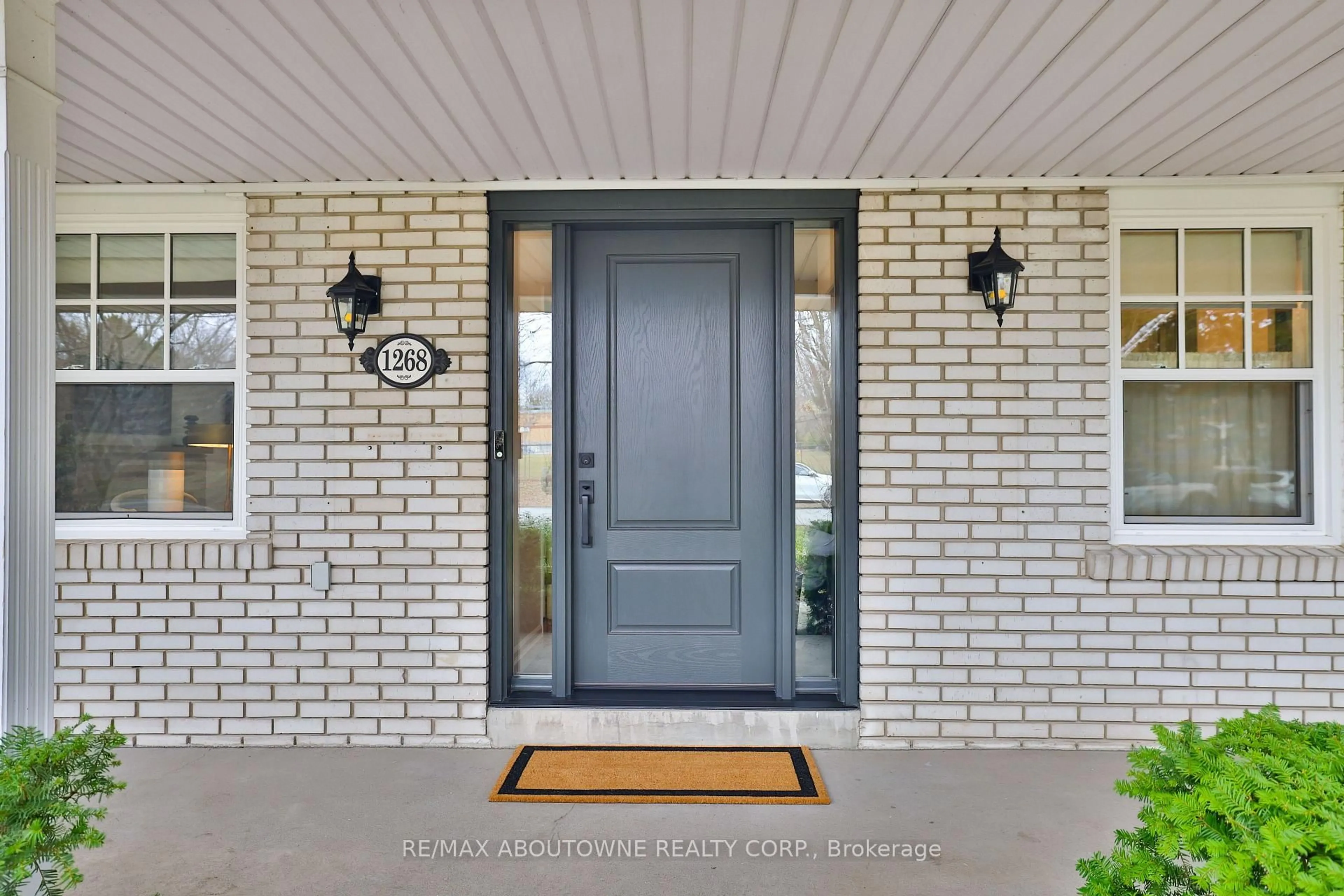Indoor entryway for 1268 Hillhurst Rd, Oakville Ontario L6J 1X4