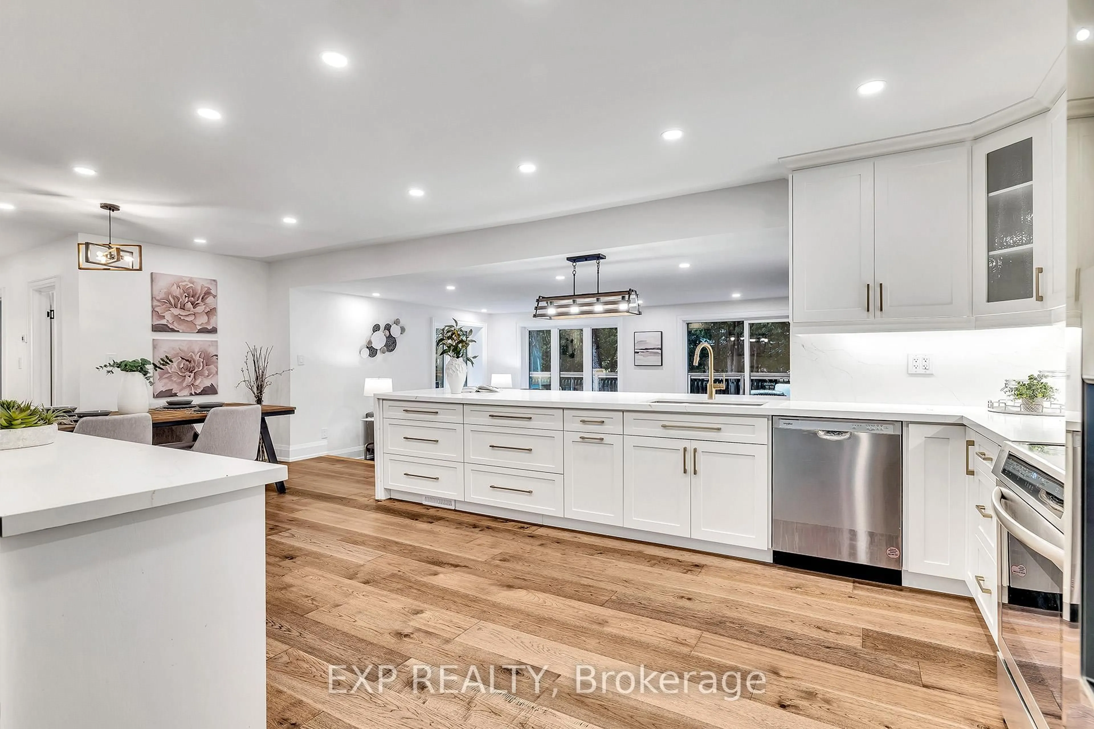 Contemporary kitchen, unknown for 877 Kingsway Dr, Burlington Ontario L7T 3H8