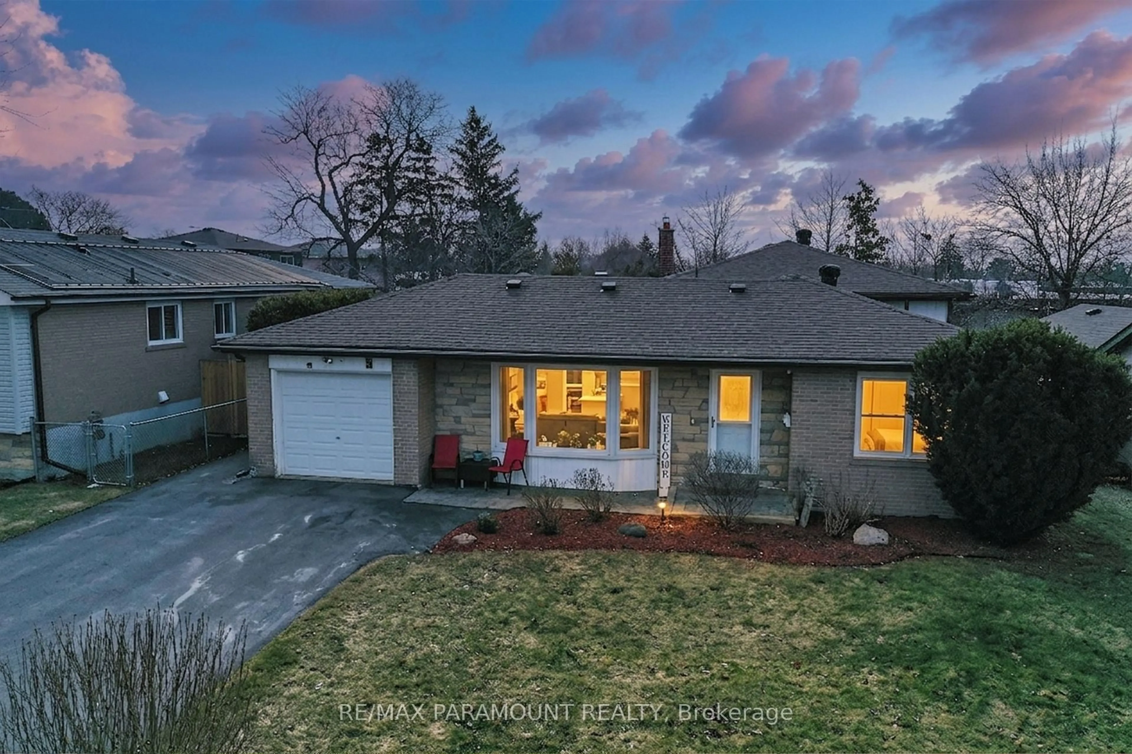 A pic from outside/outdoor area/front of a property/back of a property/a pic from drone, street for 5 Cavendish Cres, Brampton Ontario L6T 1Z3