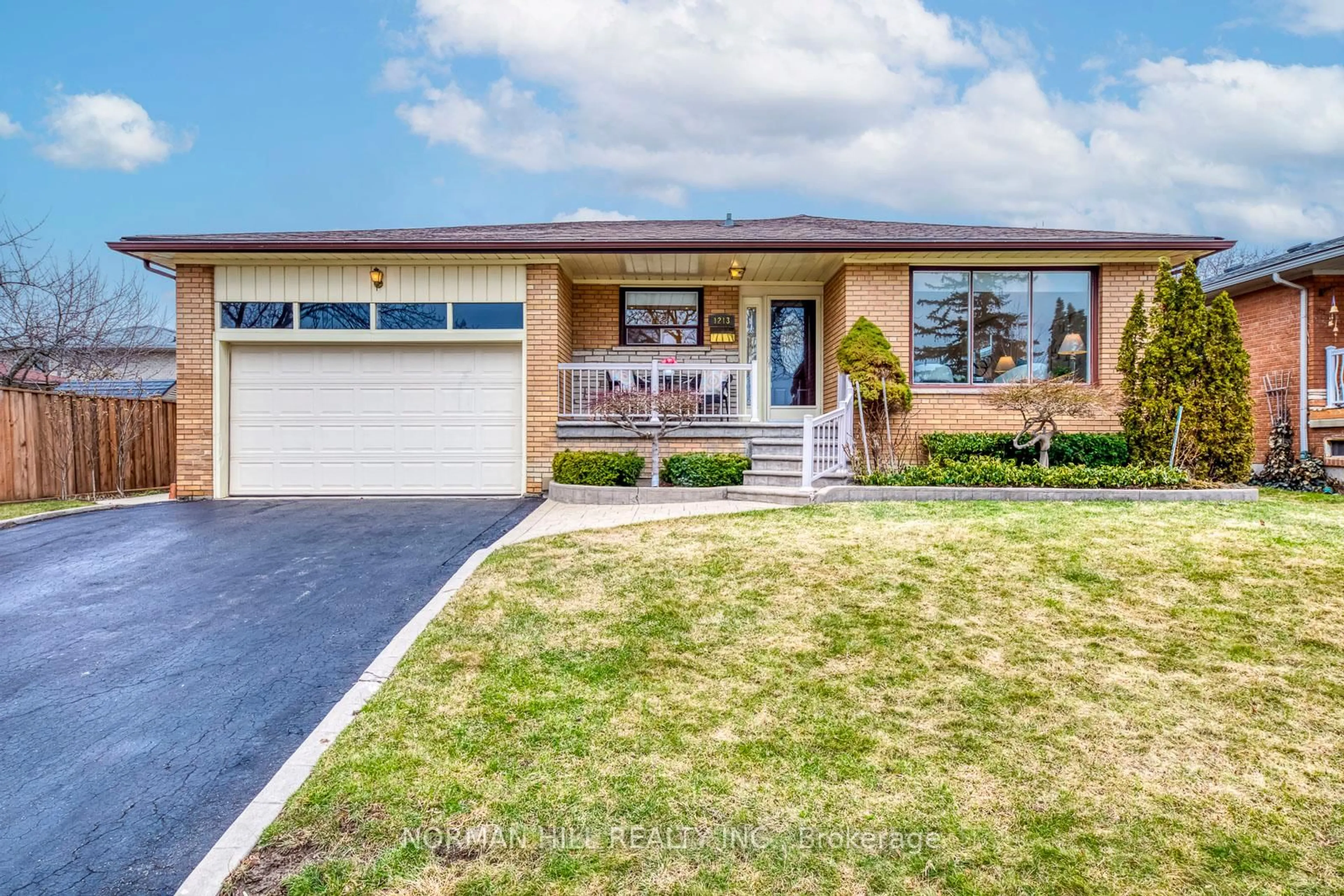 Home with vinyl exterior material, street for 1213 Shamir Cres, Mississauga Ontario L5C 1L2