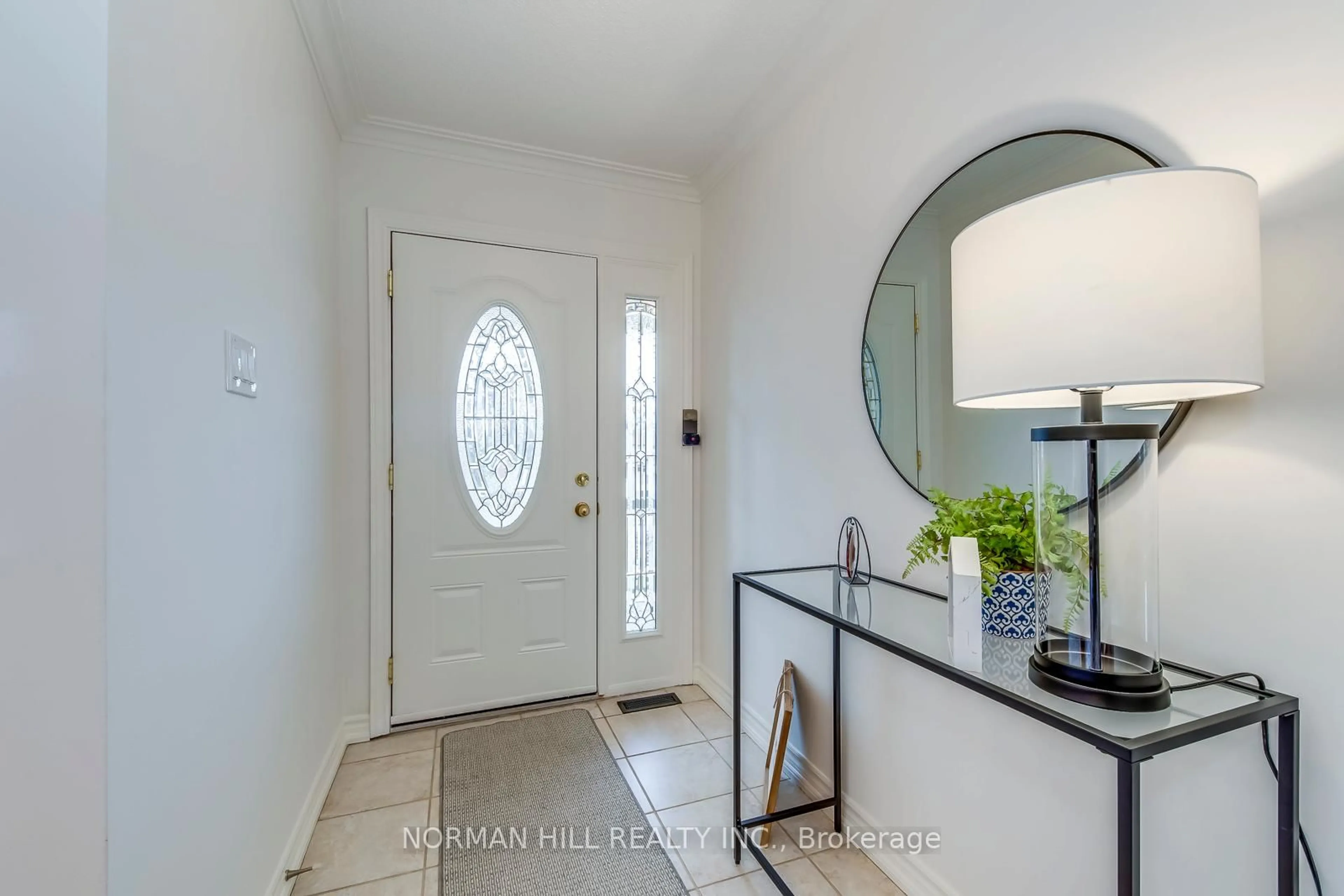Indoor entryway for 1213 Shamir Cres, Mississauga Ontario L5C 1L2