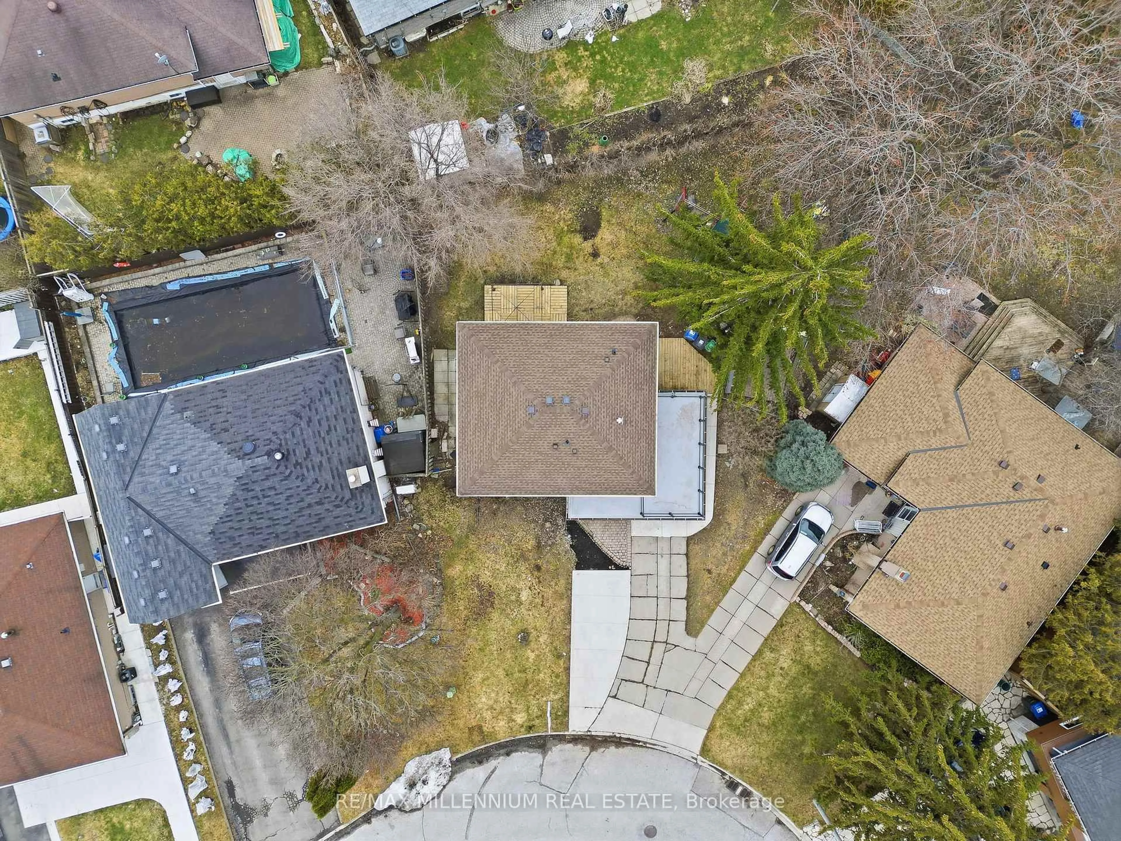 A pic from outside/outdoor area/front of a property/back of a property/a pic from drone, street for 30 Allendale Rd, Brampton Ontario L6W 2Y8