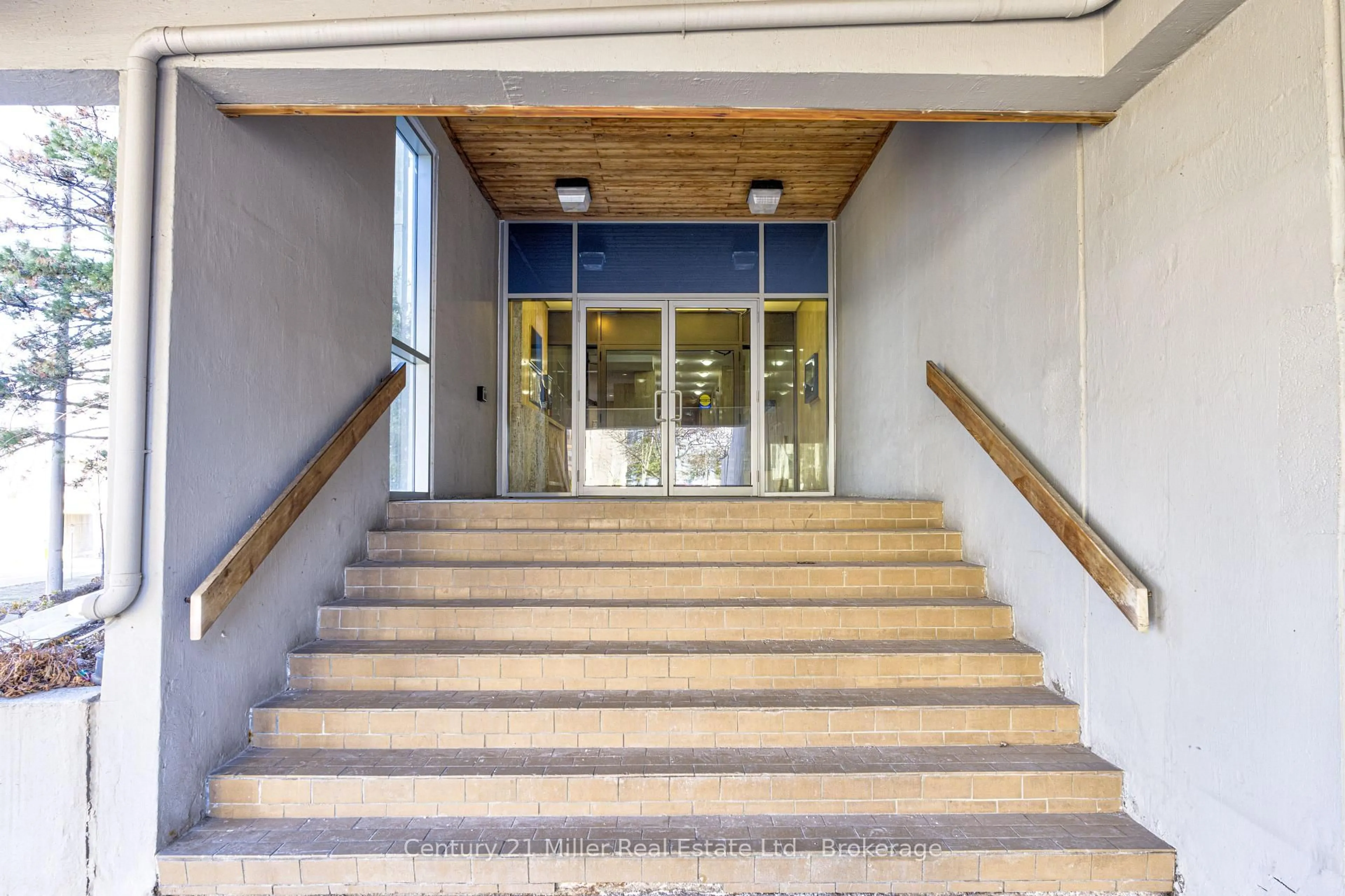 Indoor foyer for 20 Speers Rd #304, Oakville Ontario L6K 3R5