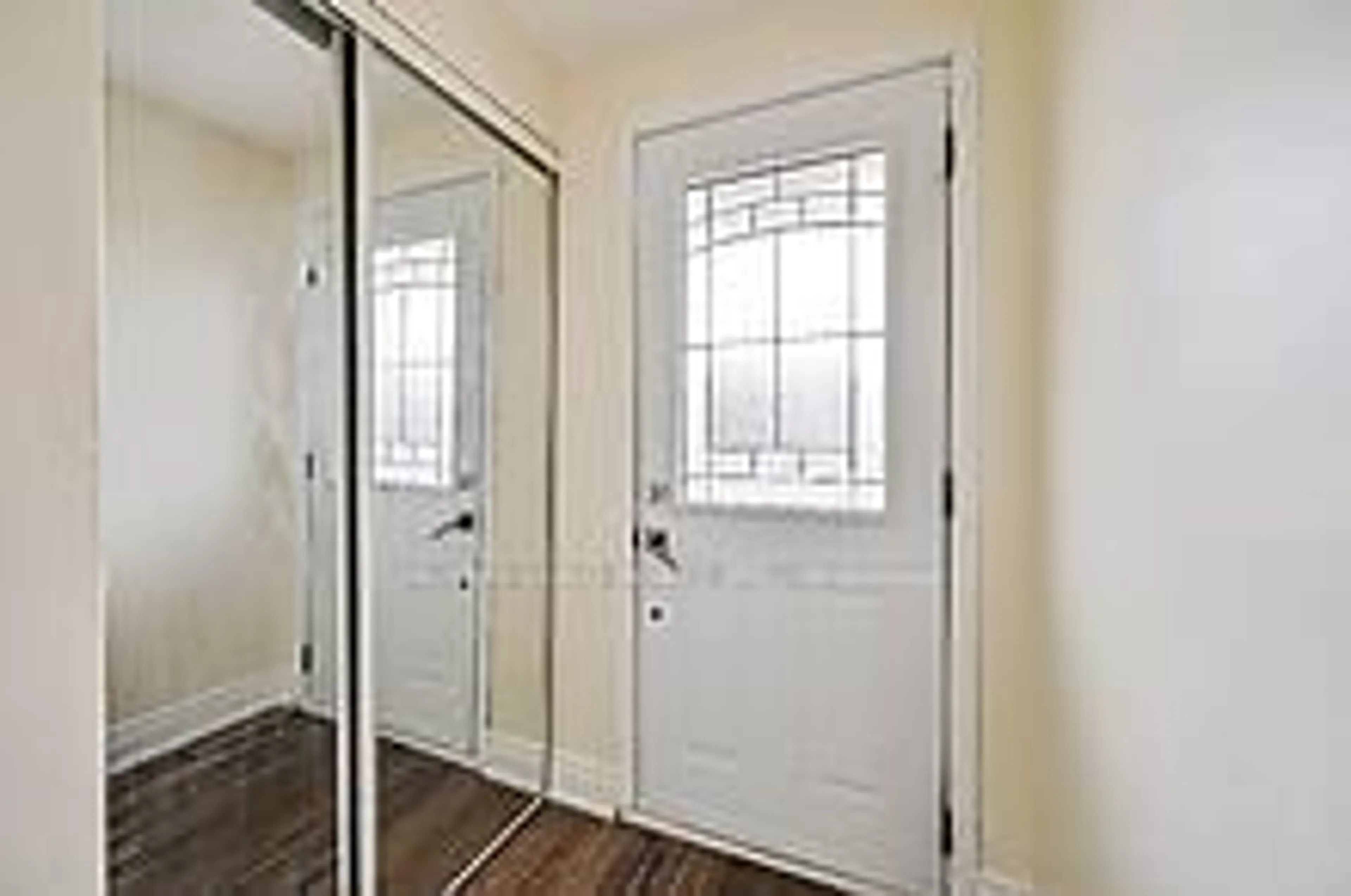 Indoor entryway for 7755 Priory Cres, Mississauga Ontario L4T 3H6